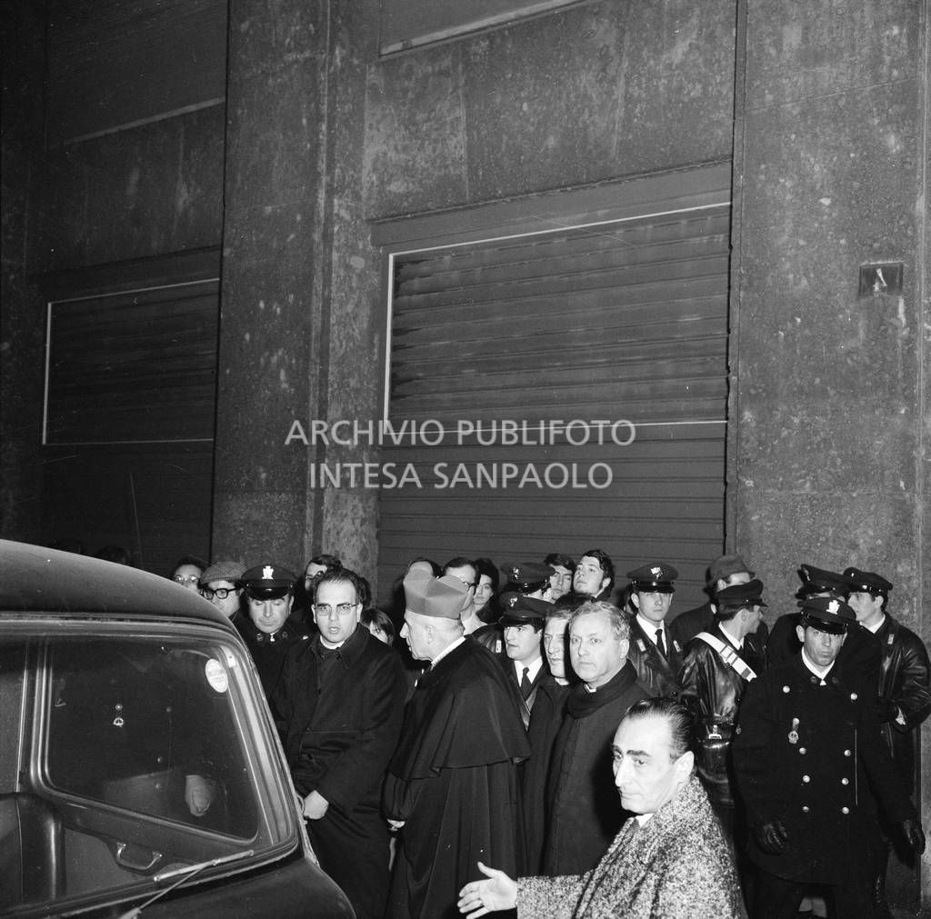 L'arcivescovo di Milano, cardinale Colombo, in piazza Fontana a Milano, il giorno della strage<br>731743/17