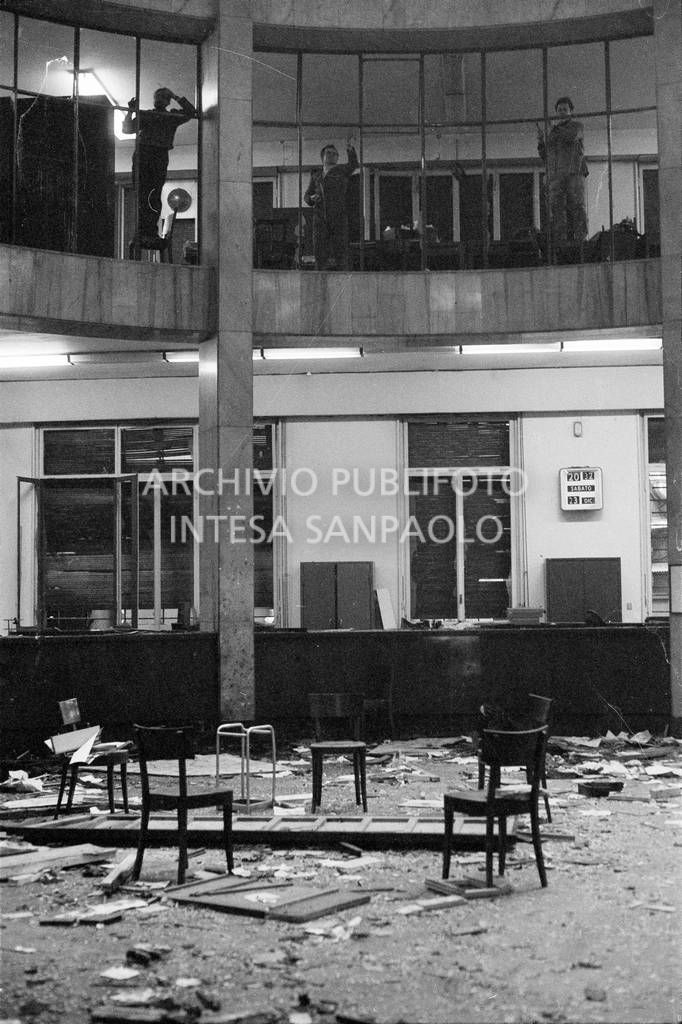 Particolare del salone centrale della Banca Nazionale dell'Agricoltura dopo l'esplosione della bomba<br>731743/60