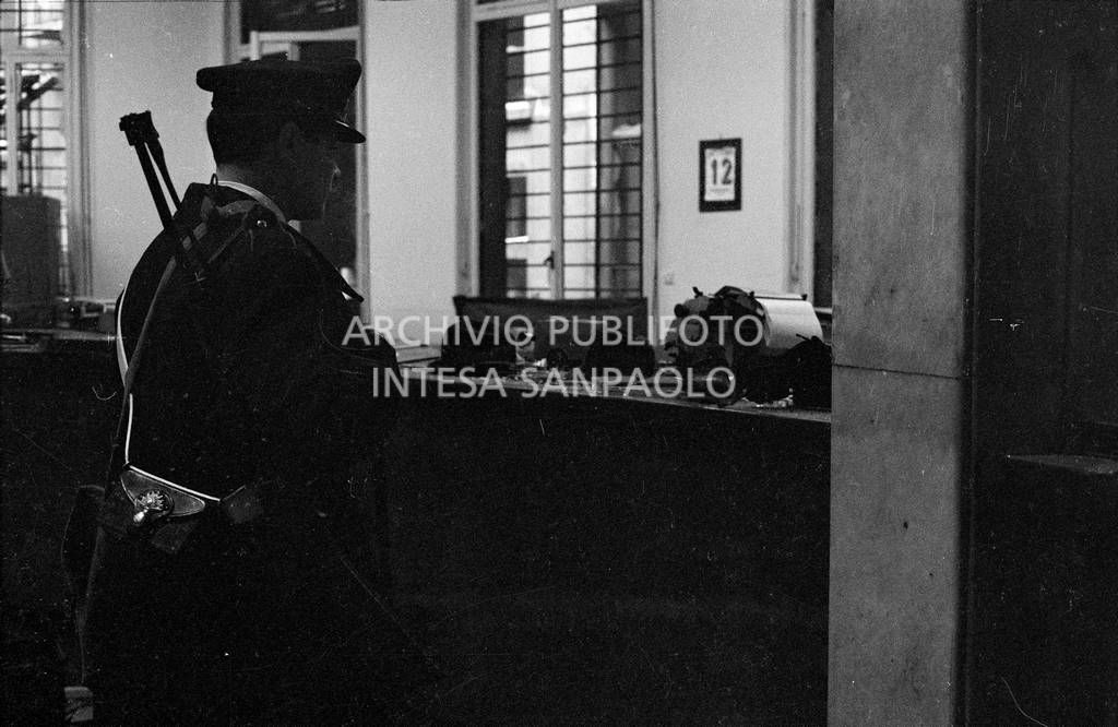 Un carabiniere nel salone centrale della Banca Nazionale dell'Agricoltura dopo l'esplosione della bomba<br>731743/70