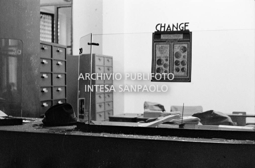 Lo sportello del cambio all'interno della  Banca Nazionale dell'Agricoltura dopo l'esplosione della bomba; a sinistra sul bancone un cappello<br>731743/75