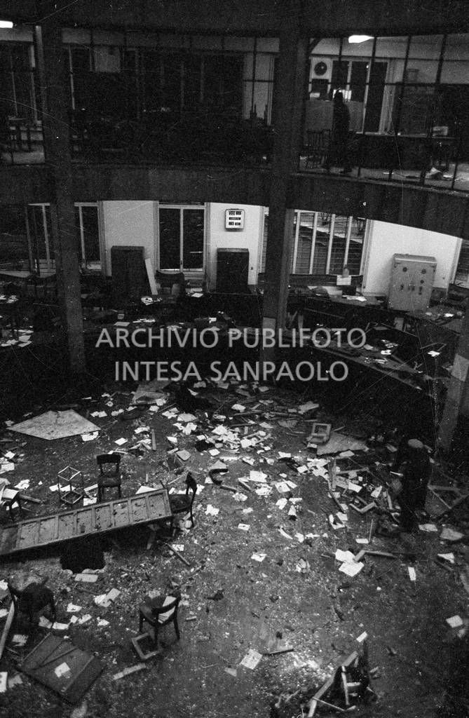 Ripresa dall'alto del salone centrale della Banca Nazionale dell'Agricoltura, in piazza Fontana a Milano, con la voragine provocata dalla bomba<br>731743/79