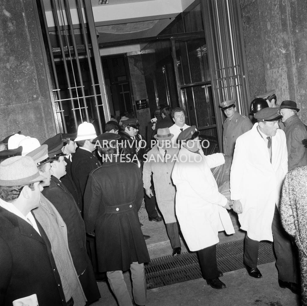 Trasporto della salma di una vittima della strage di piazza Fontana