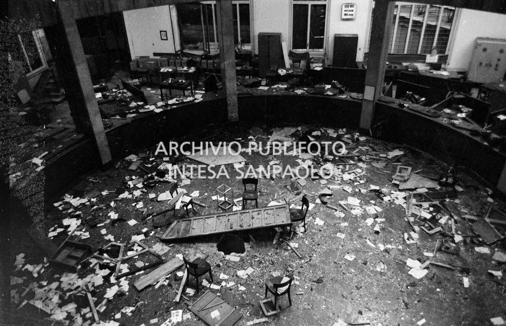 Ripresa dall'alto del salone centrale della Banca Nazionale dell'Agricoltura, in piazza Fontana a Milano, con la voragine provocata dalla bomba
