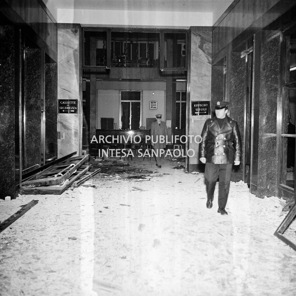 Atrio della Banca Nazionale dell'Agricoltura, in piazza Fontana a Milano, dopo l'esplosione della bomba