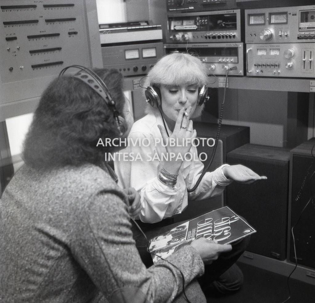 Donatella Rettore, con le cuffie, a fianco al fidanzato, fuma<br>744663/2