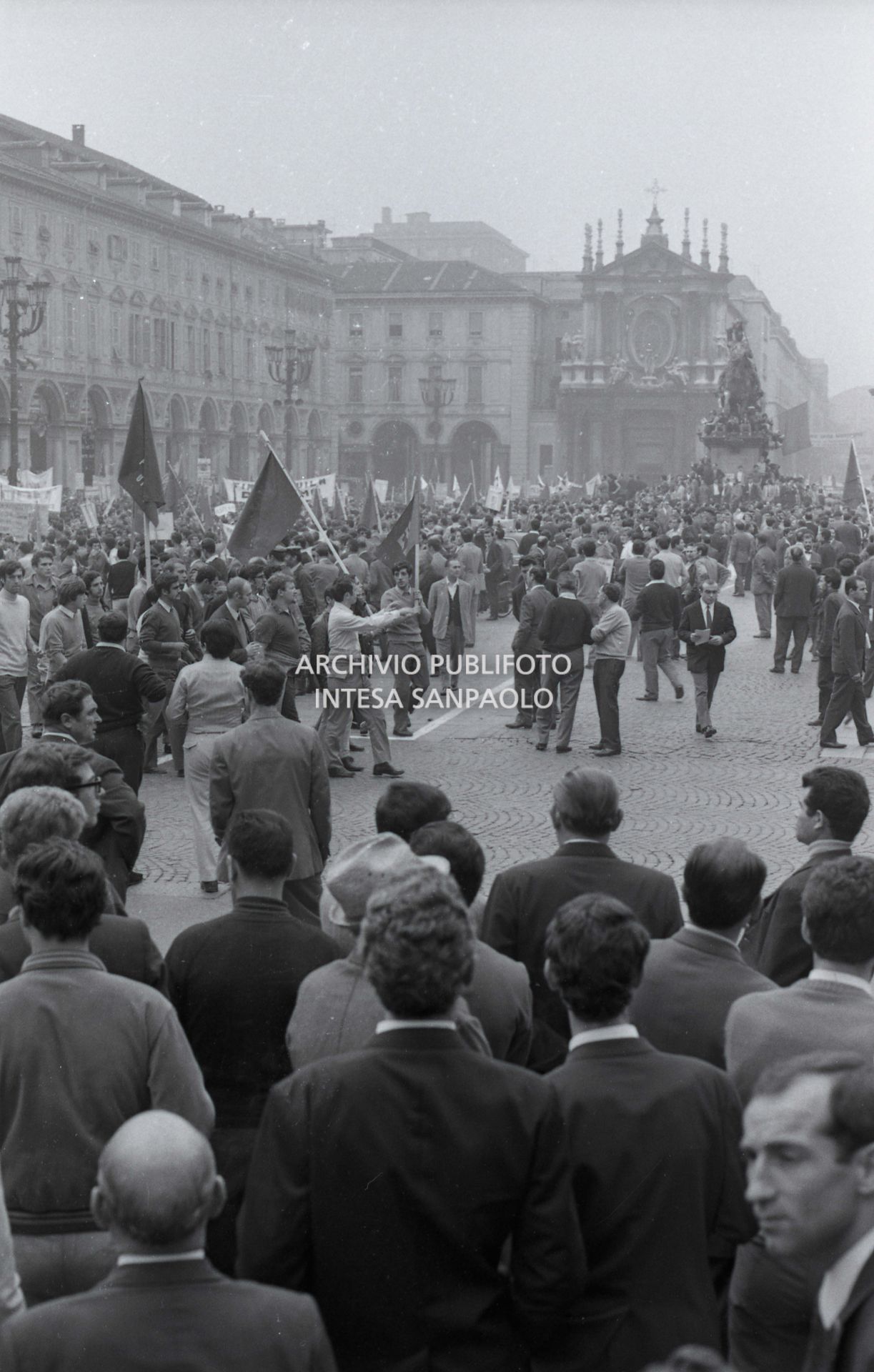 Manifestazione metalmeccanici, in piazza San Carlo a Torino, nel giorno dello sciopero nazionale