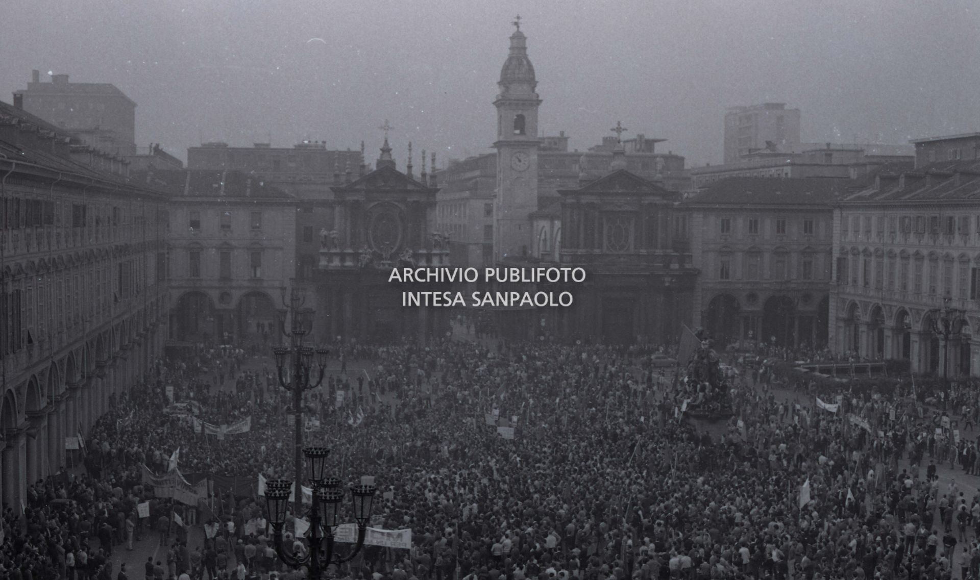 Manifestazione metalmeccanici, in piazza San Carlo a Torino, nel giorno dello sciopero nazionale