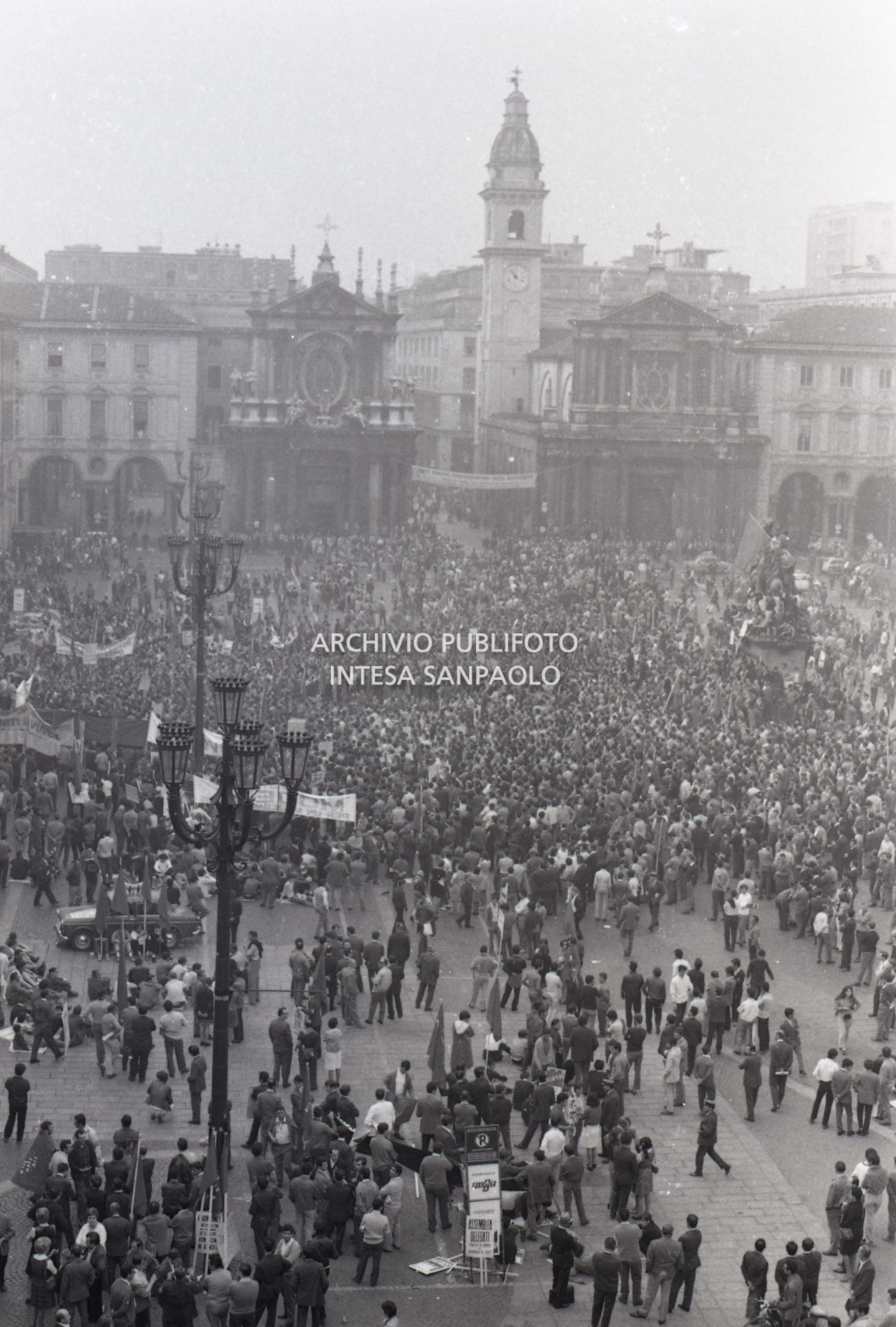 Manifestazione metalmeccanici, in piazza San Carlo a Torino, nel giorno dello sciopero nazionale