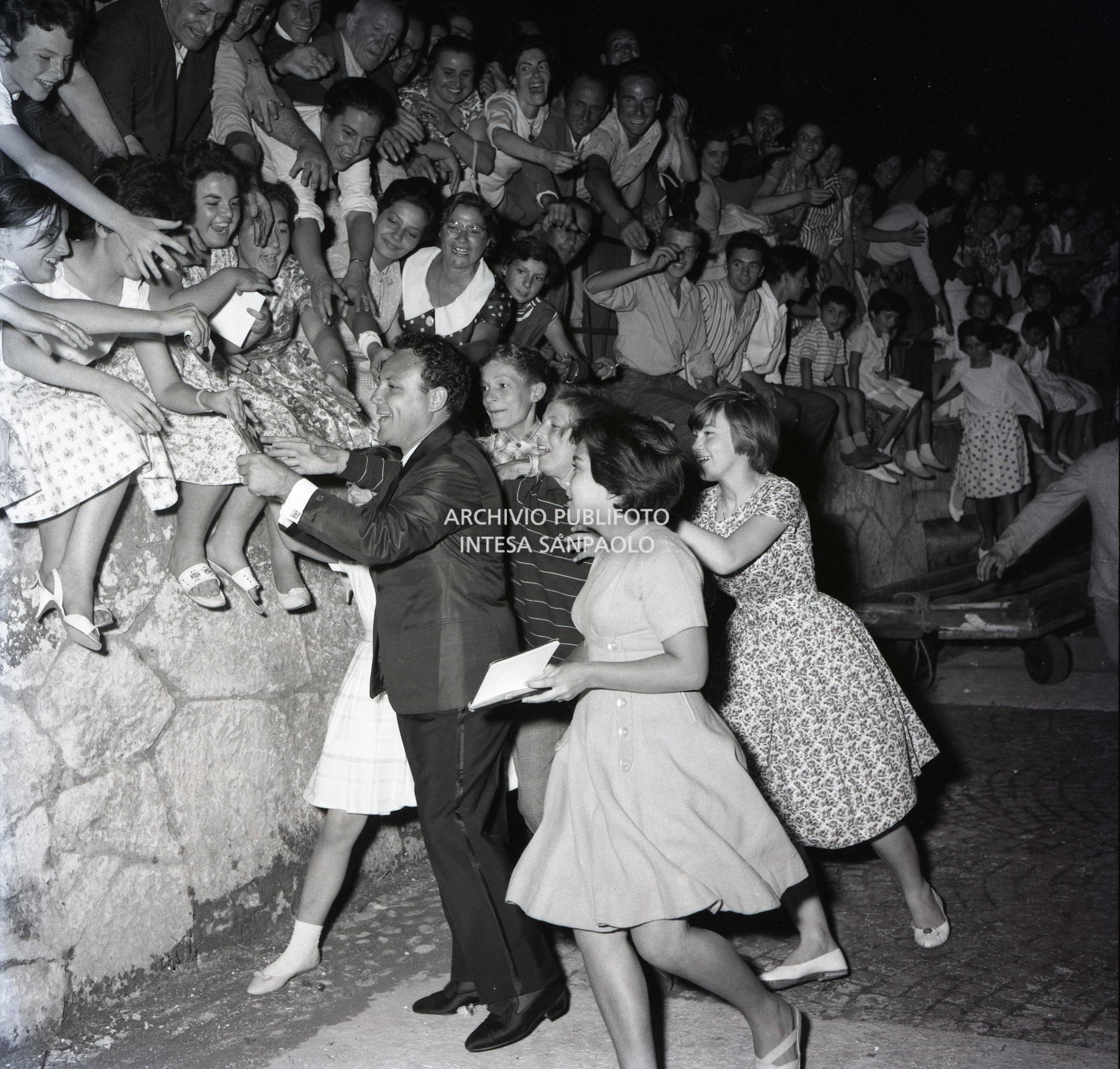 Claudio Villa acclamato dal pubblico all'Arena di Verona durante il "Musichiere"