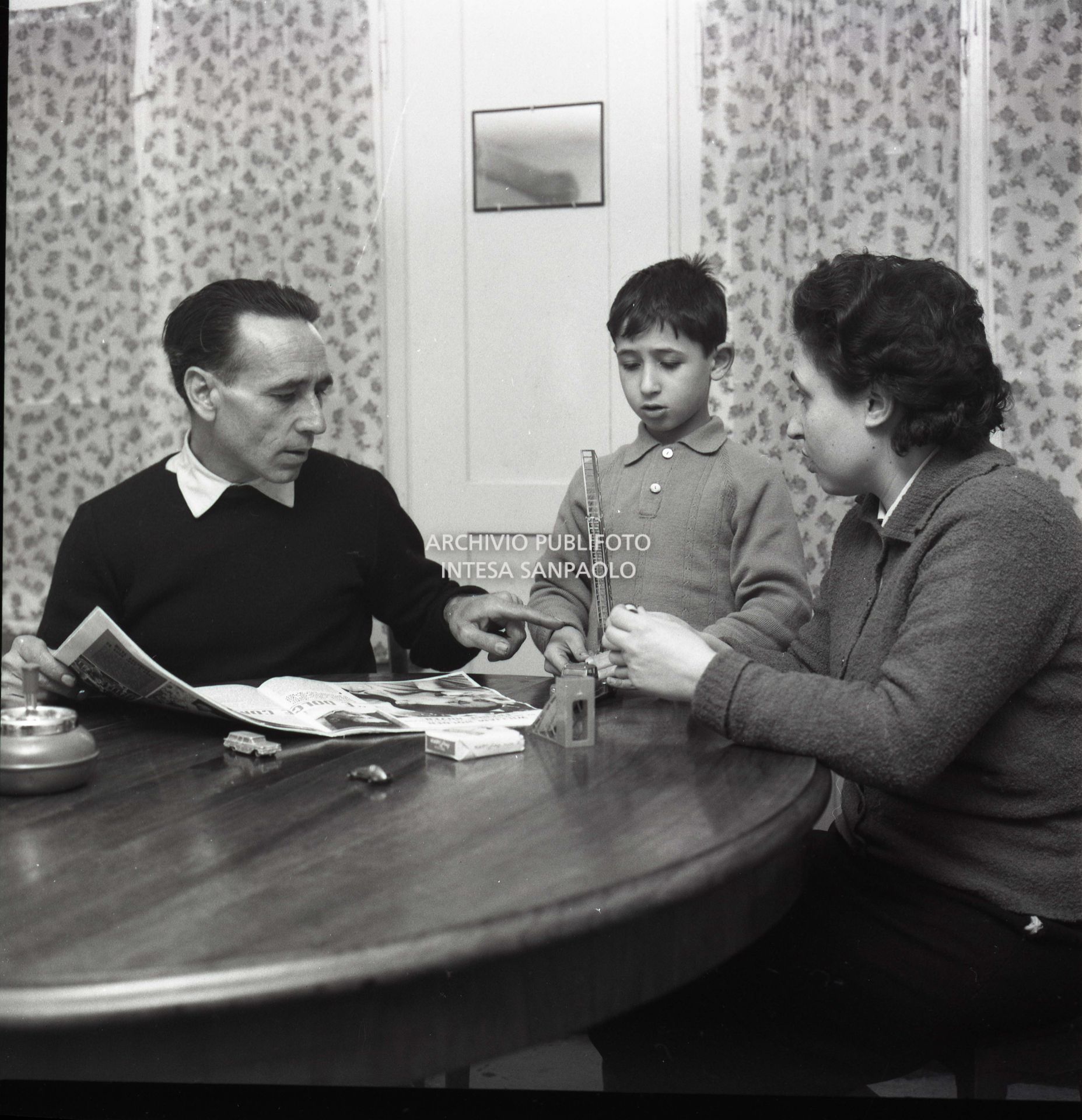 La famiglia Protopapa, una famiglia di operai italiani emigrati in Svizzera, a Zurigo, ritratta nella sua abitazione