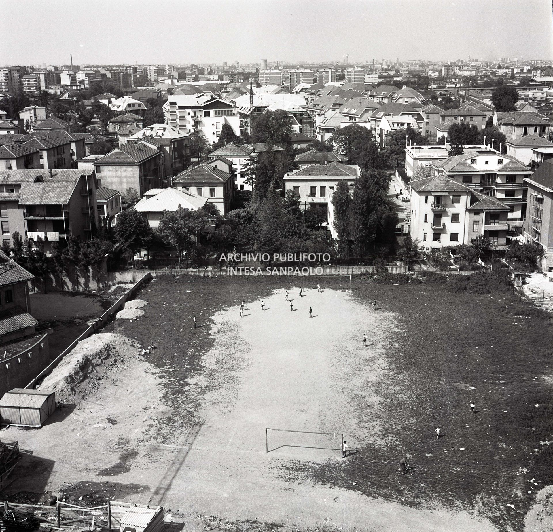 Veduta dall'alto di un campo da calcio vicino a via Cagliero e via Stefini a Milano