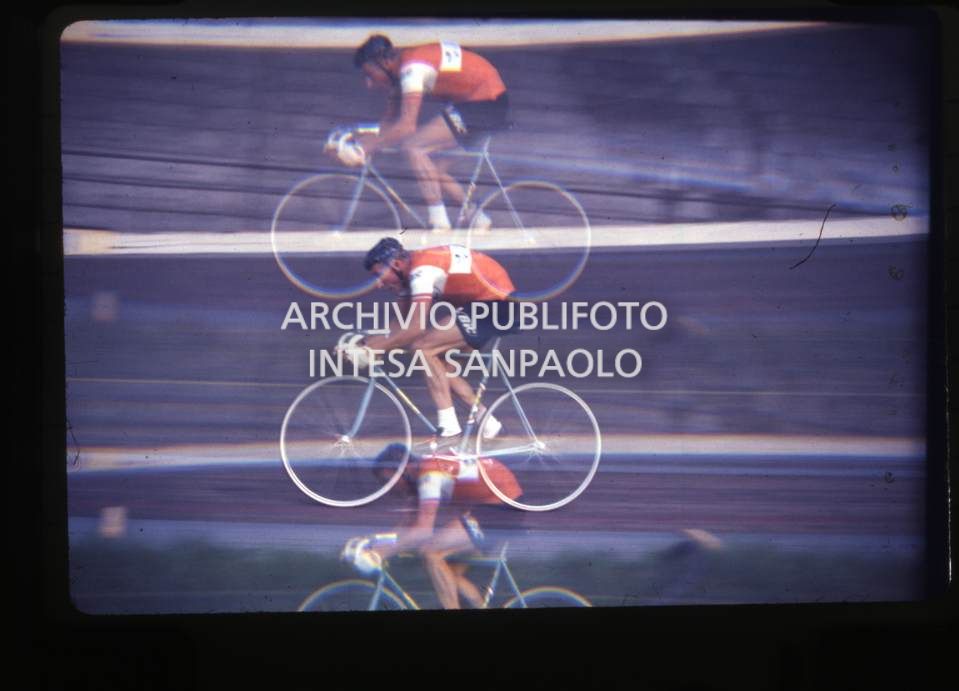 Multi esposizione di Anquetil in bicicletta<br>44382