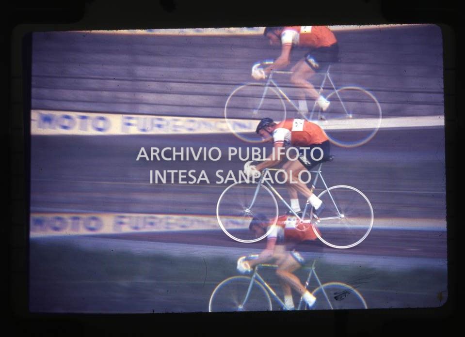 Multi esposizione di Anquetil in bicicletta<br>44383