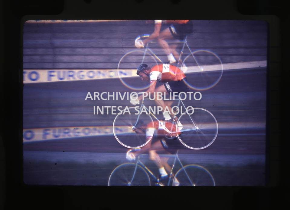 Multi esposizione di Anquetil in bicicletta<br>44384