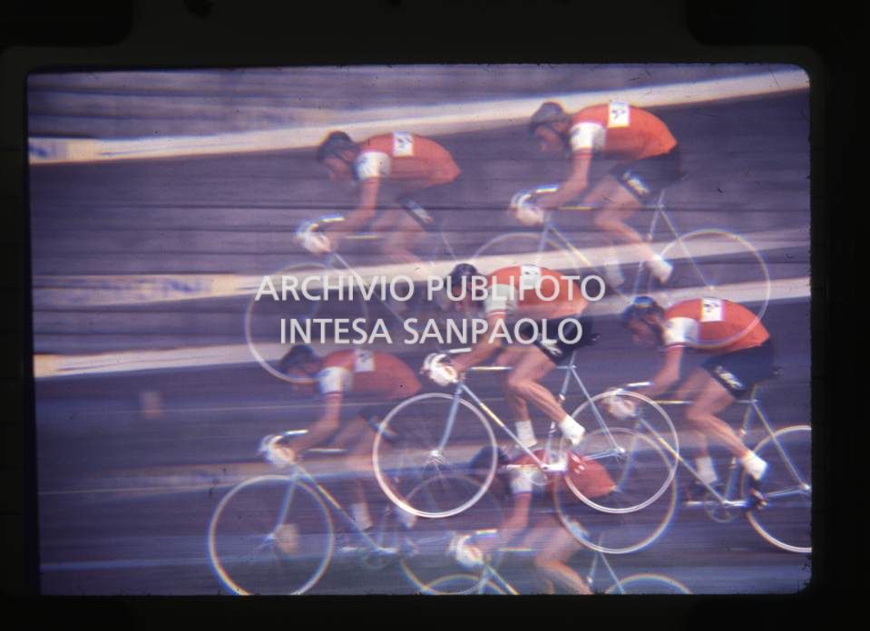 Multi esposizione di Anquetil in bicicletta<br>44385