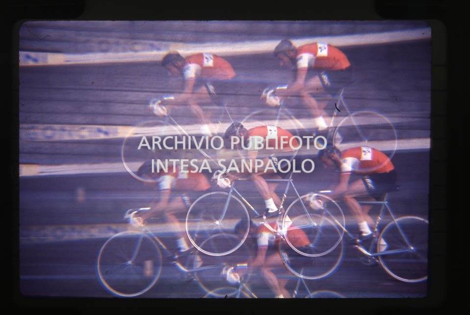 Multi esposizione di Anquetil in bicicletta<br>44386