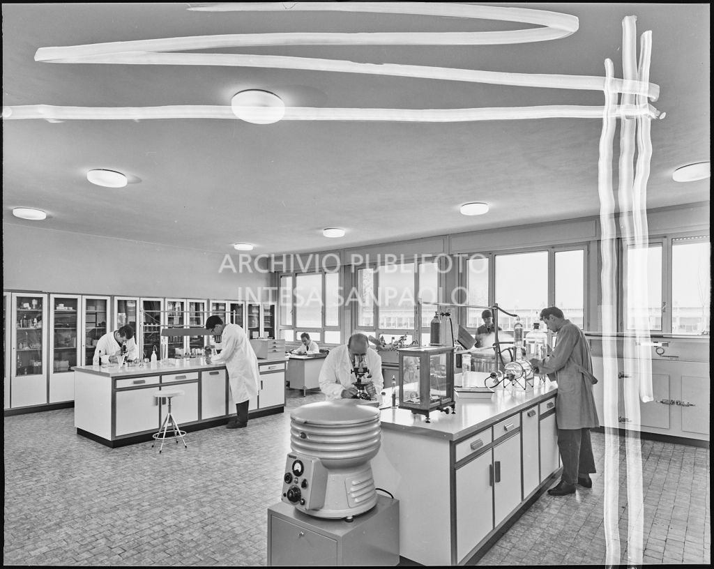 Personale al lavoro all'interno del laboratorio<br>20299/41