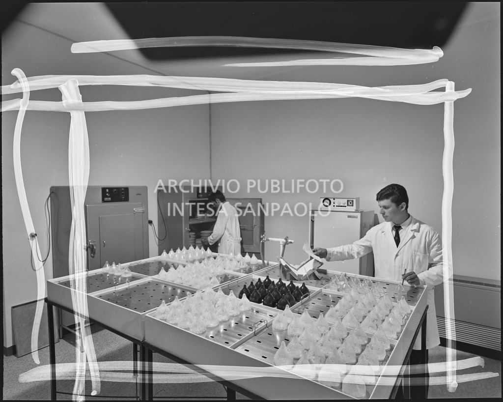 Personale al lavoro all'interno del laboratorio<br>20299/42