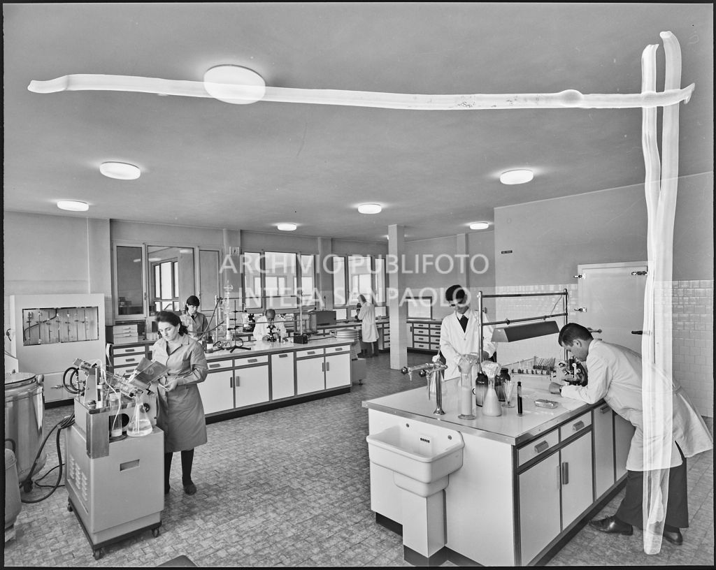 Personale al lavoro all'interno del laboratorio<br>20299/52