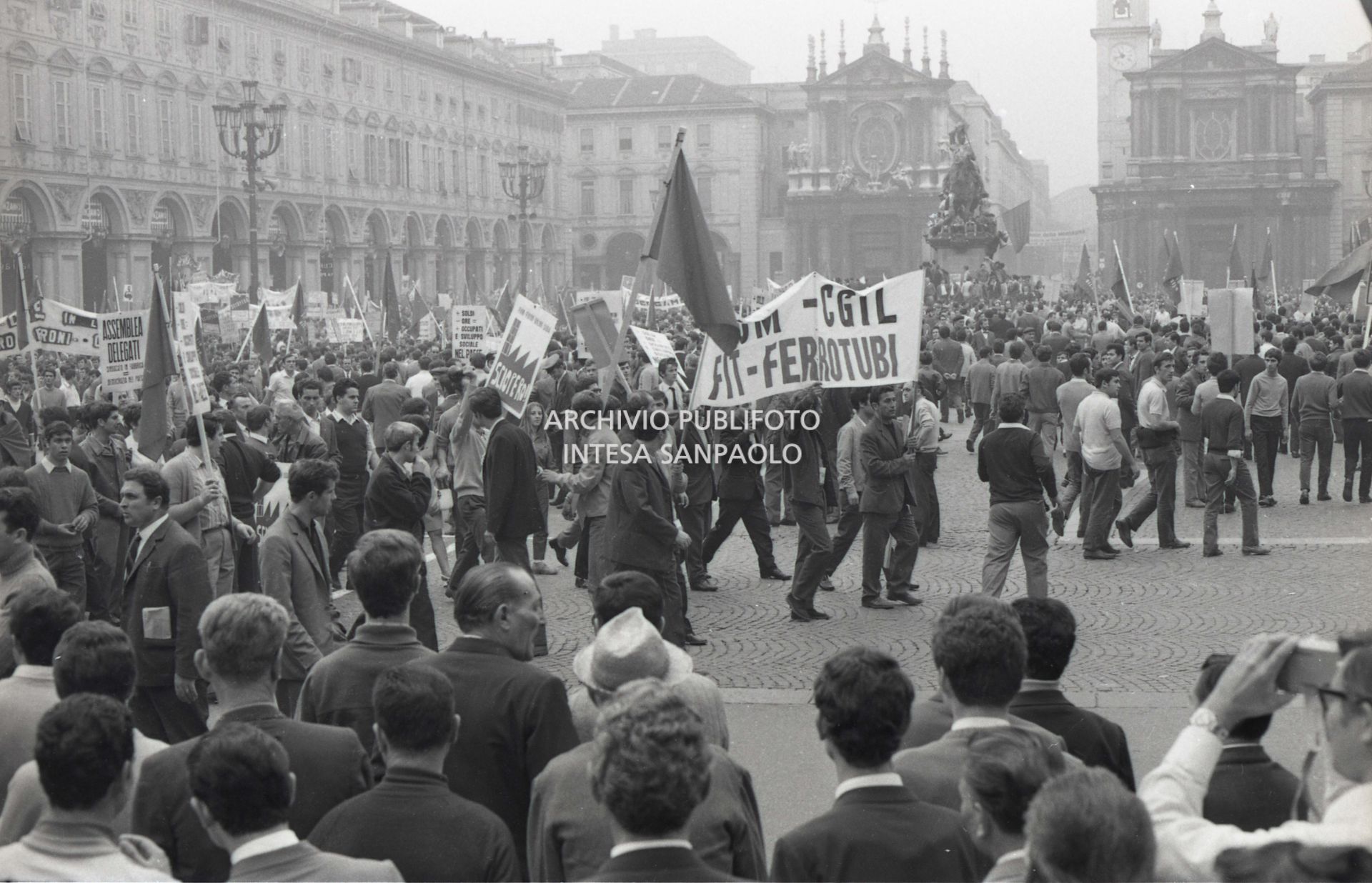 Manifestazione metalmeccanici, in piazza San Carlo a Torino, nel giorno dello sciopero nazionale