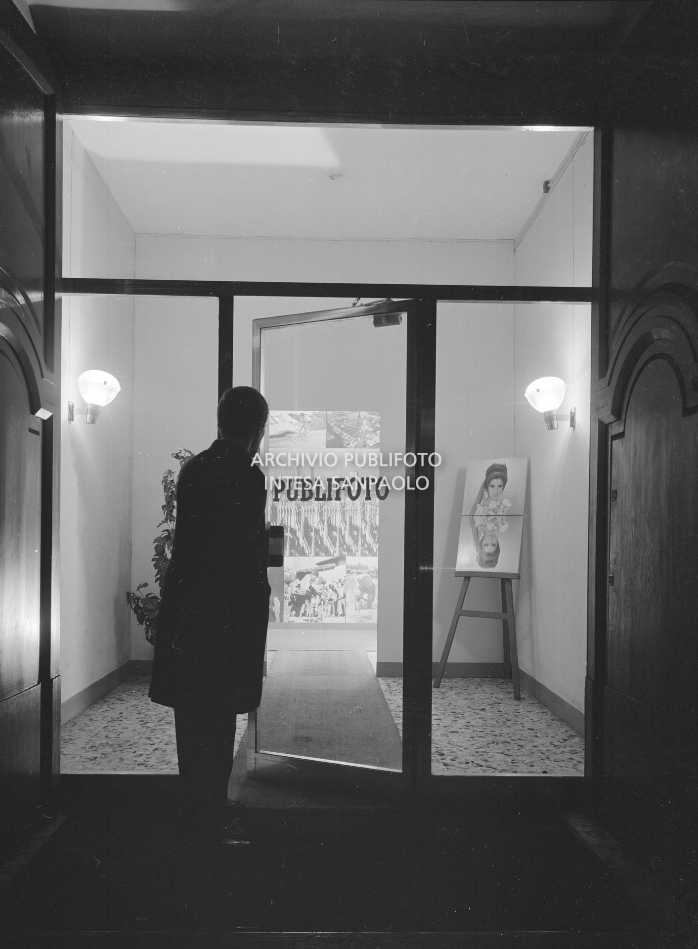 Ingresso dell'agenzia Publifoto in via Bramante a Milano