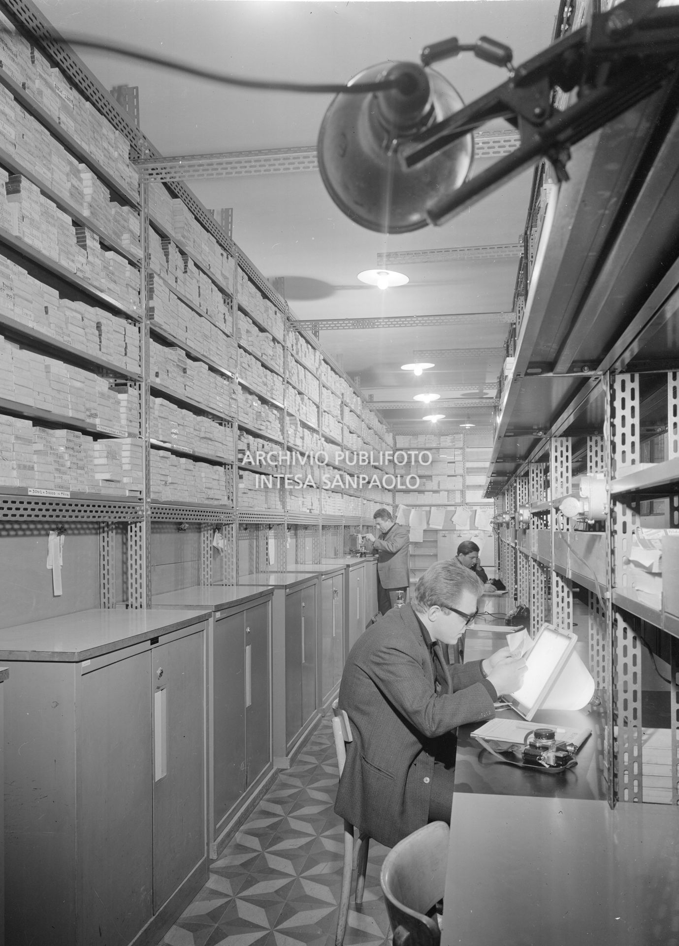 Addetti al lavoro nell'archivio dell'agenzia Publifoto in via Bramante a Milano