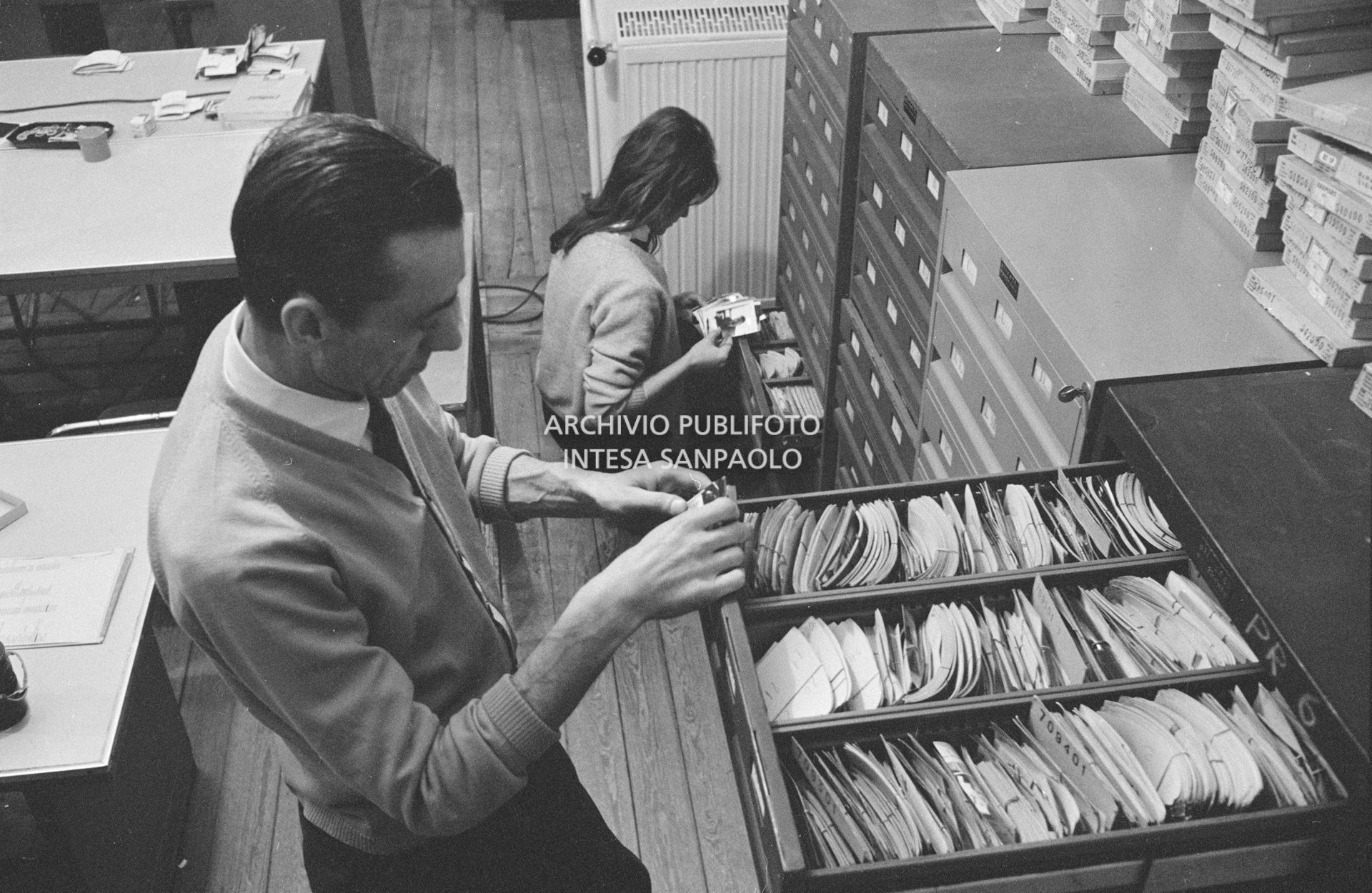 L'archivio dell'agenzia Publifoto nella sede di via Bramante a Milano; in primo piano Ettore Bianchi