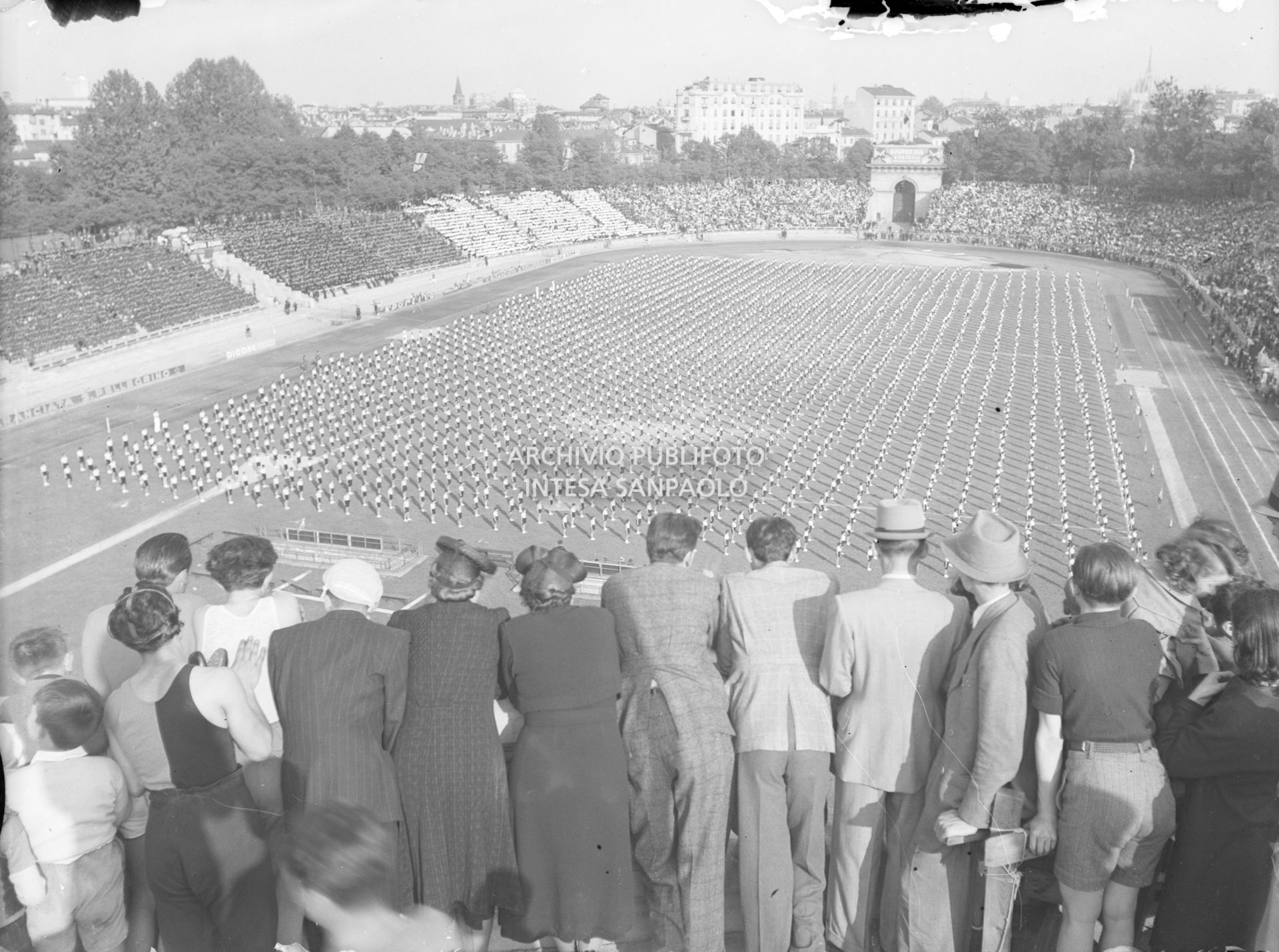 Il pubblico assiste, dagli spalti dell'Arena di Milano, al saggio ginnico della Gioventù Italiana del Littorio (GIL)