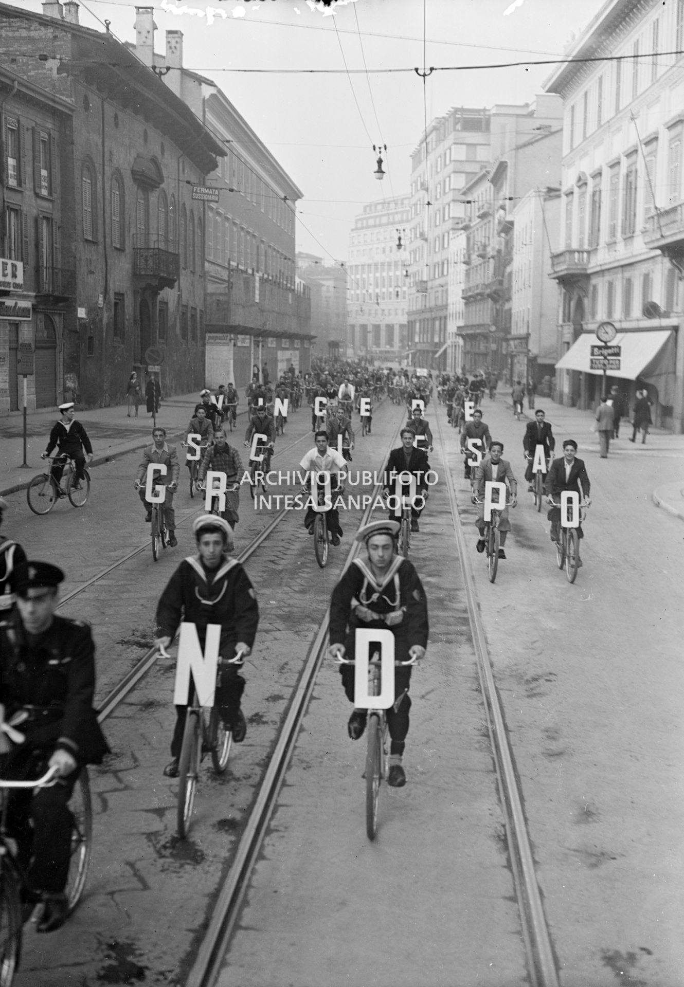 Sfilata in bicicletta della Gioventù italiana del Littorio (GIL) in corso Venezia a Milano