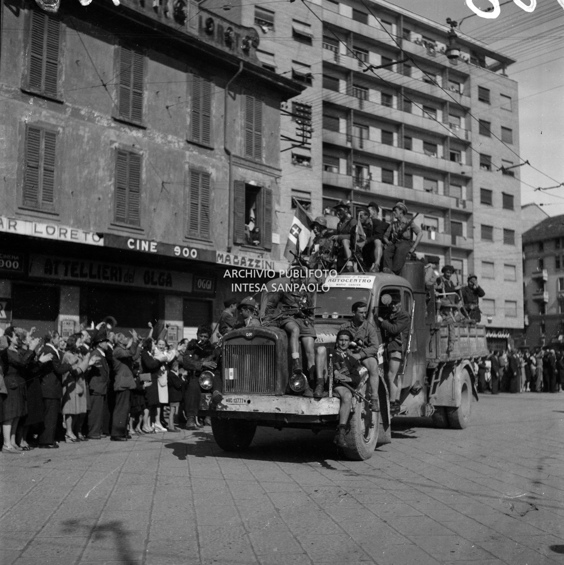 Ingresso a Milano delle colonne partigiane e sfilata per le vie della città