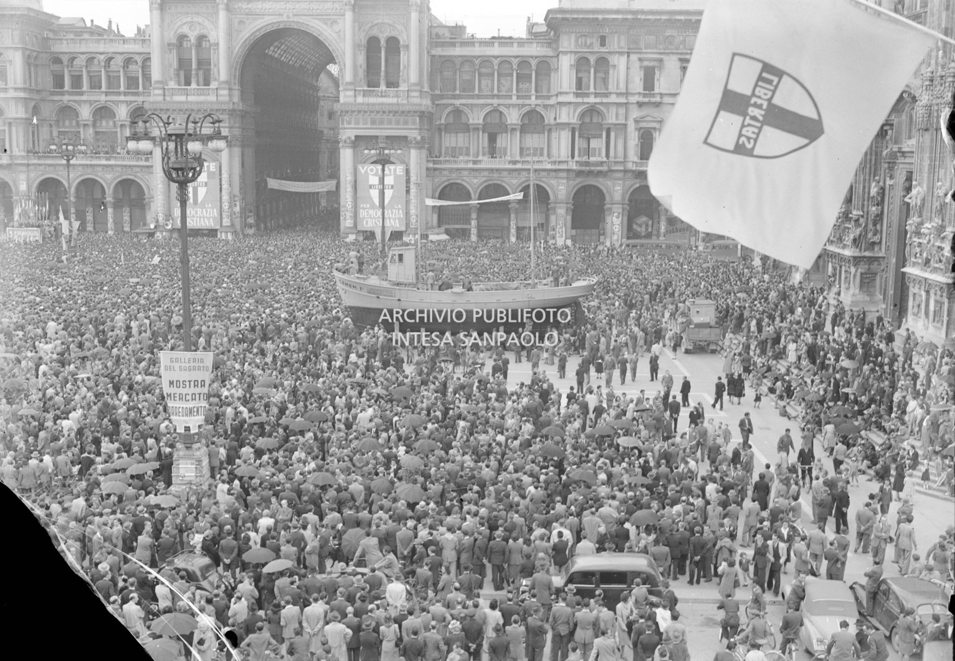 Comizio del presidente del Consiglio Alcide De Gasperi, alla vigilia del referendum istituzionale per scegliere tra Repubblica o Monarchia, in piazza del Duomo a Milano gremita di folla