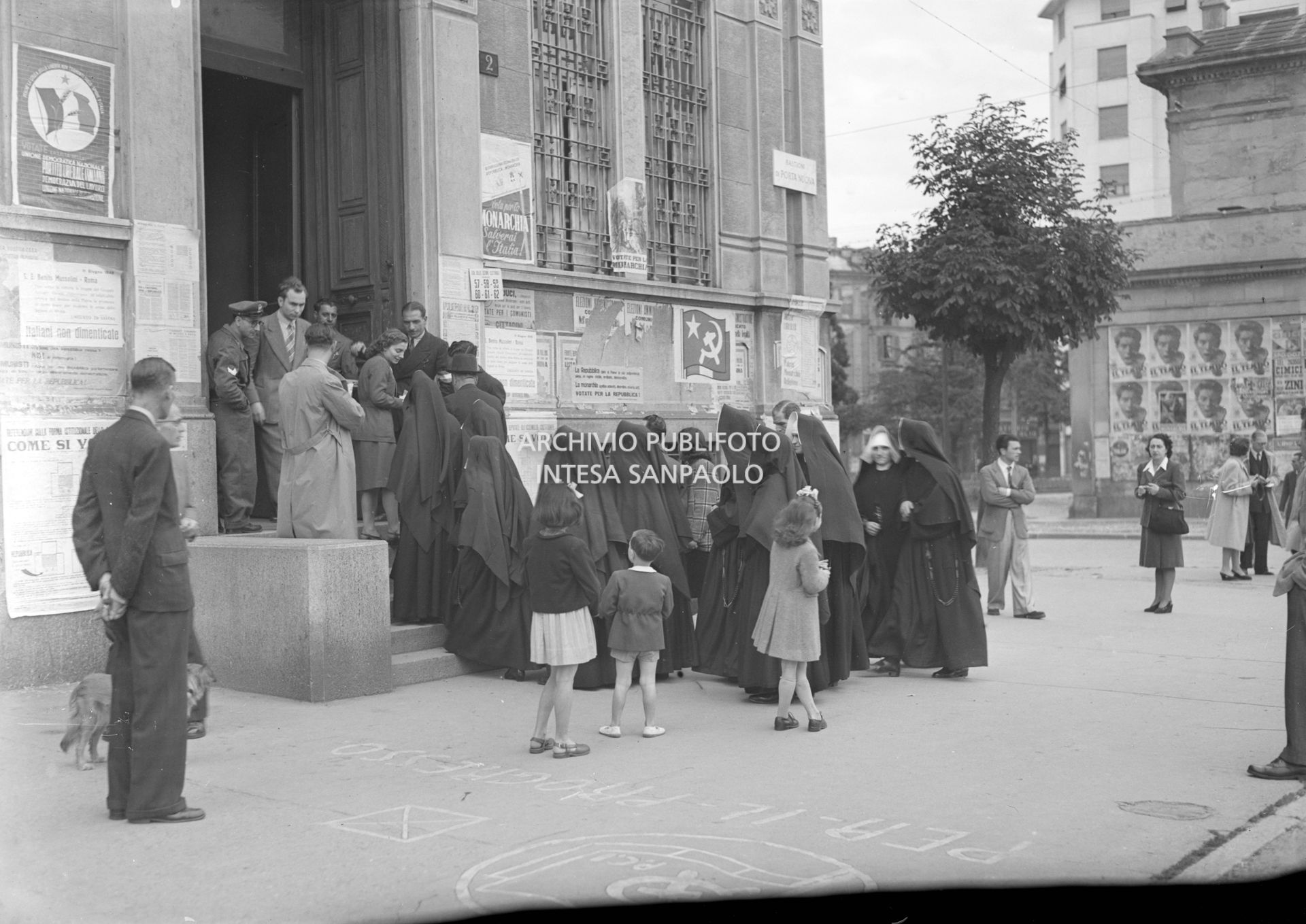 Coda di elettori, tra cui molto suore, fuori dal seggio dei Bastioni di Porta Nuova a Milano, per votare il referendum istituzionale per scegliere tra Repubblica o Monarchia e per scegliere i componenti dell'Assemblea Costituente