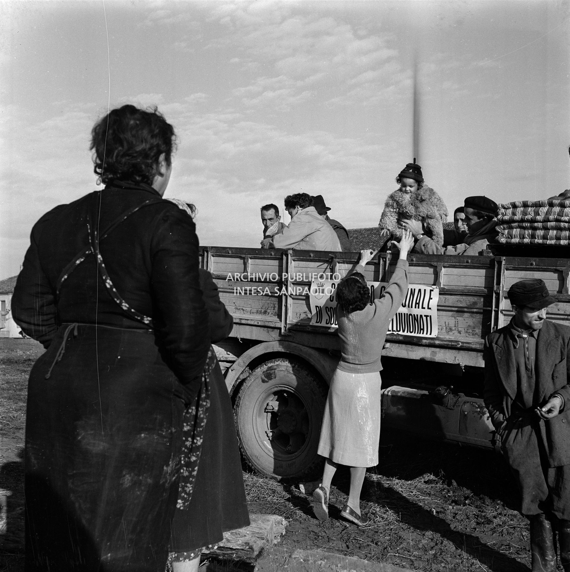 Un gruppo di alluvionati trasportati nel cassone di un camion a Corbola, nel Polesine