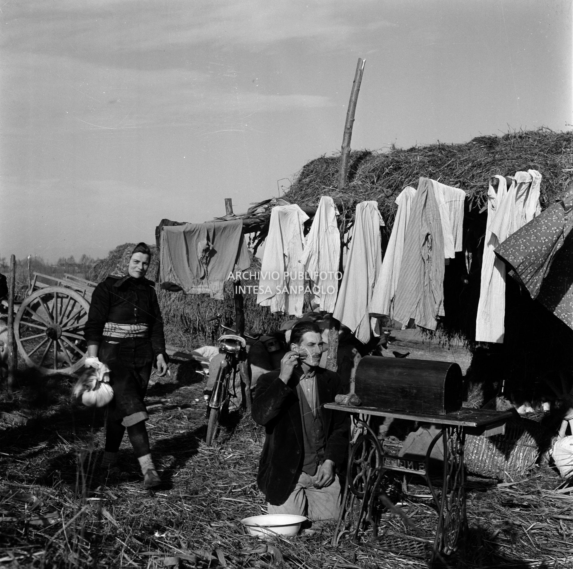Un momento di vita quotidiana degli sfollati dell'alluvione del Polesine a Corbola
