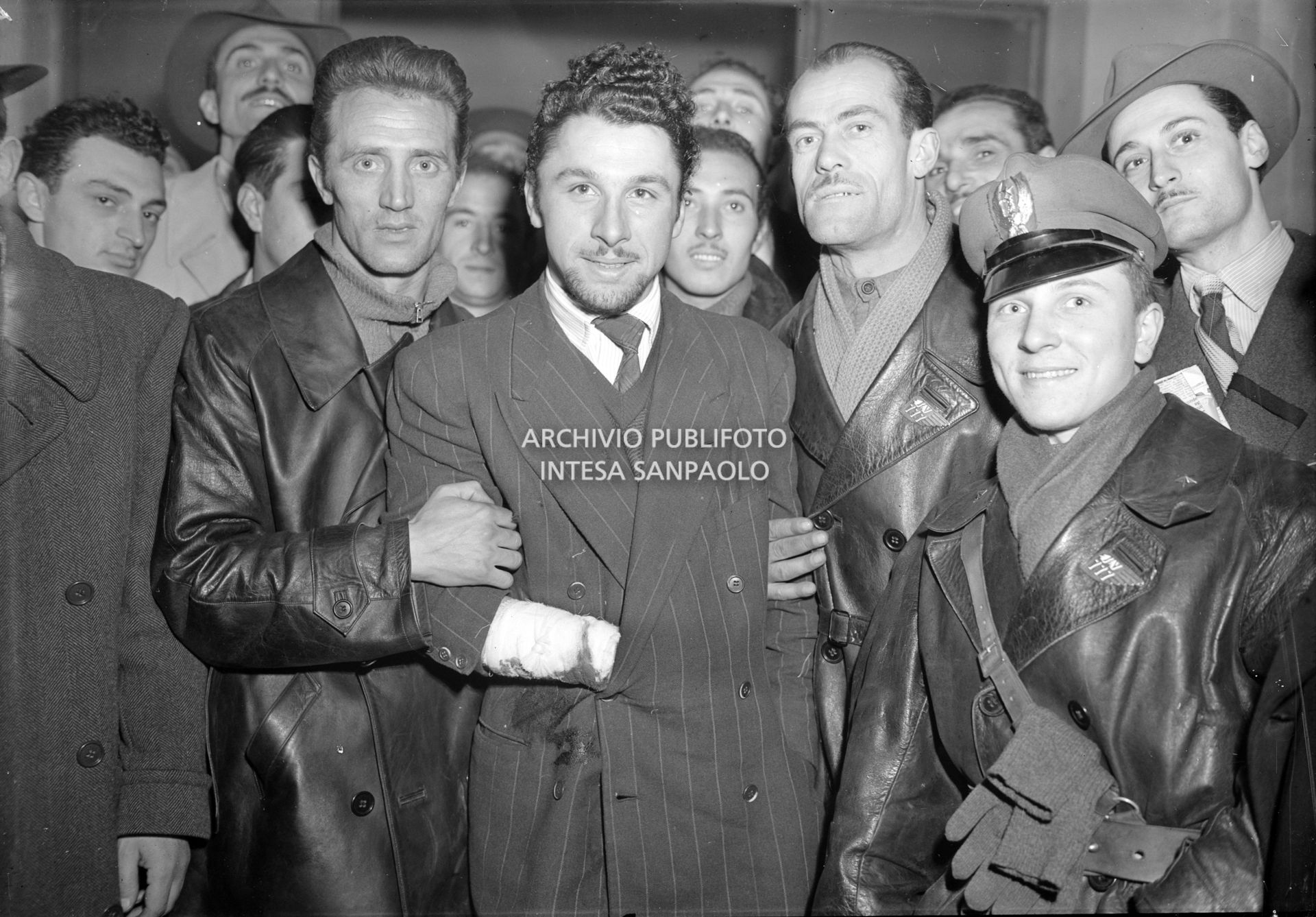 Il bandito Ezio Barbieri all'arrivo in questura il giorno del suo arresto