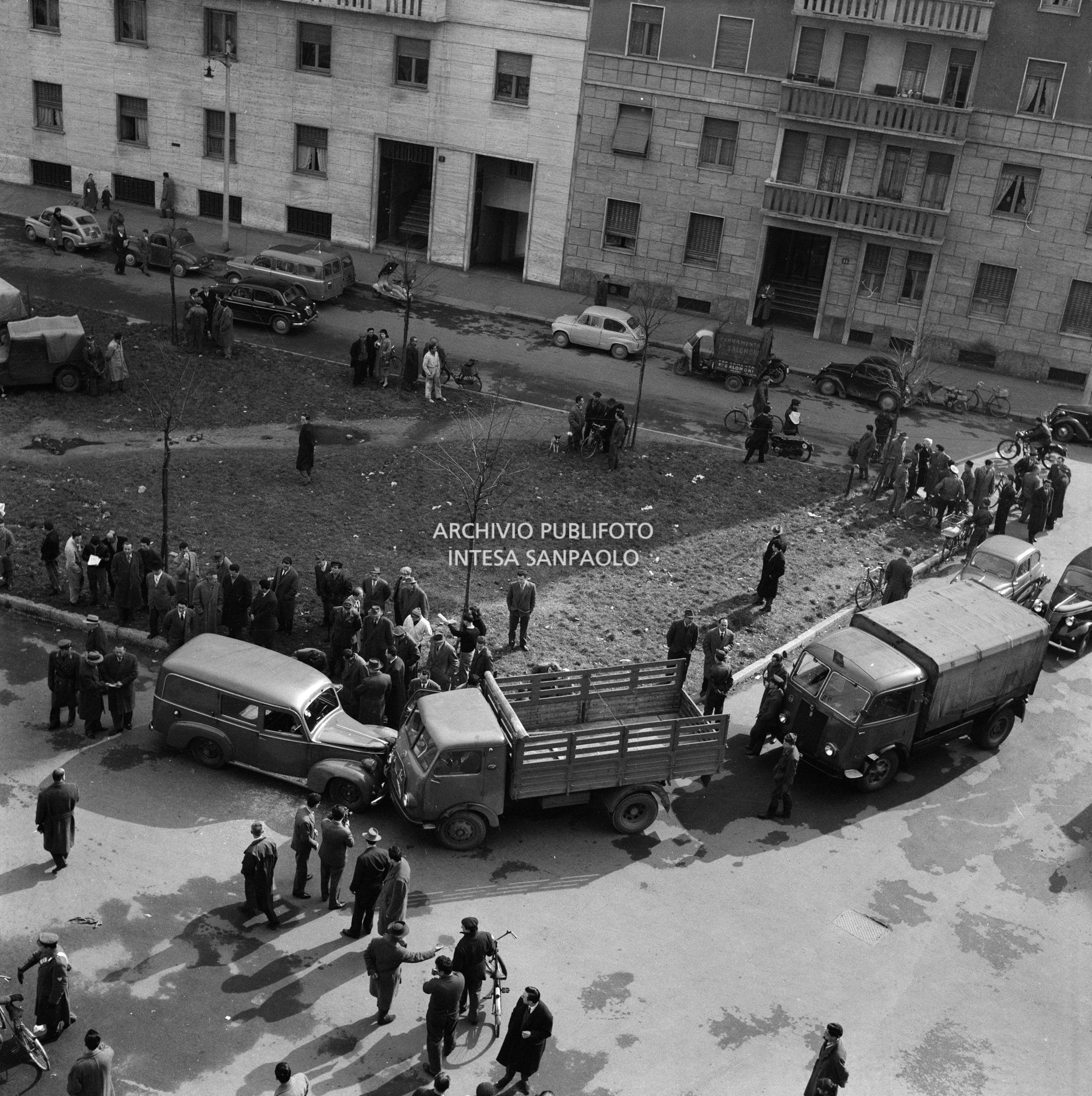 Incrocio tra via Osoppo e via Caccialepori a Milano, teatro della rapina al furgone portavalori della Banca Popolare di Milano, da parte della cosiddetta "banda di via Osoppo". L'autocarro, con a bordo due membri della banda, si è schiantato frontalmente contro il furgone della Banca fermandolo