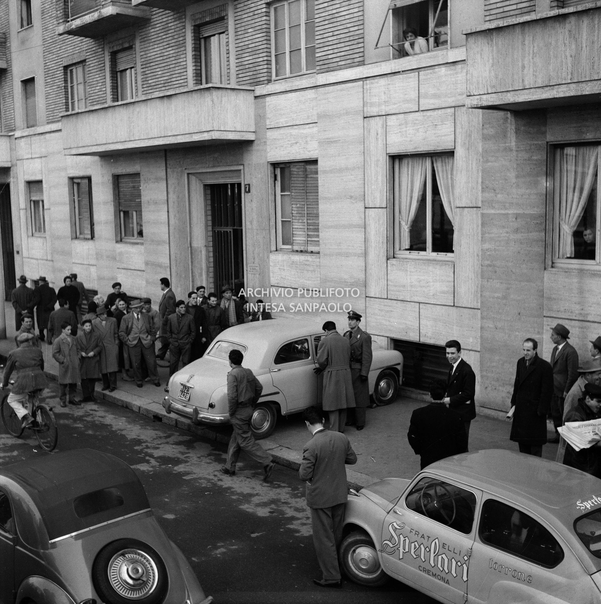 La Fiat 1400, uno dei quattro automezzi utilizzato dalla banda di via Osoppo per compiere la rapina, al furgone portavalori, della Banca Popolare di Milano, qui abbandonata dopo che i banditi ne hanno perso il controllo