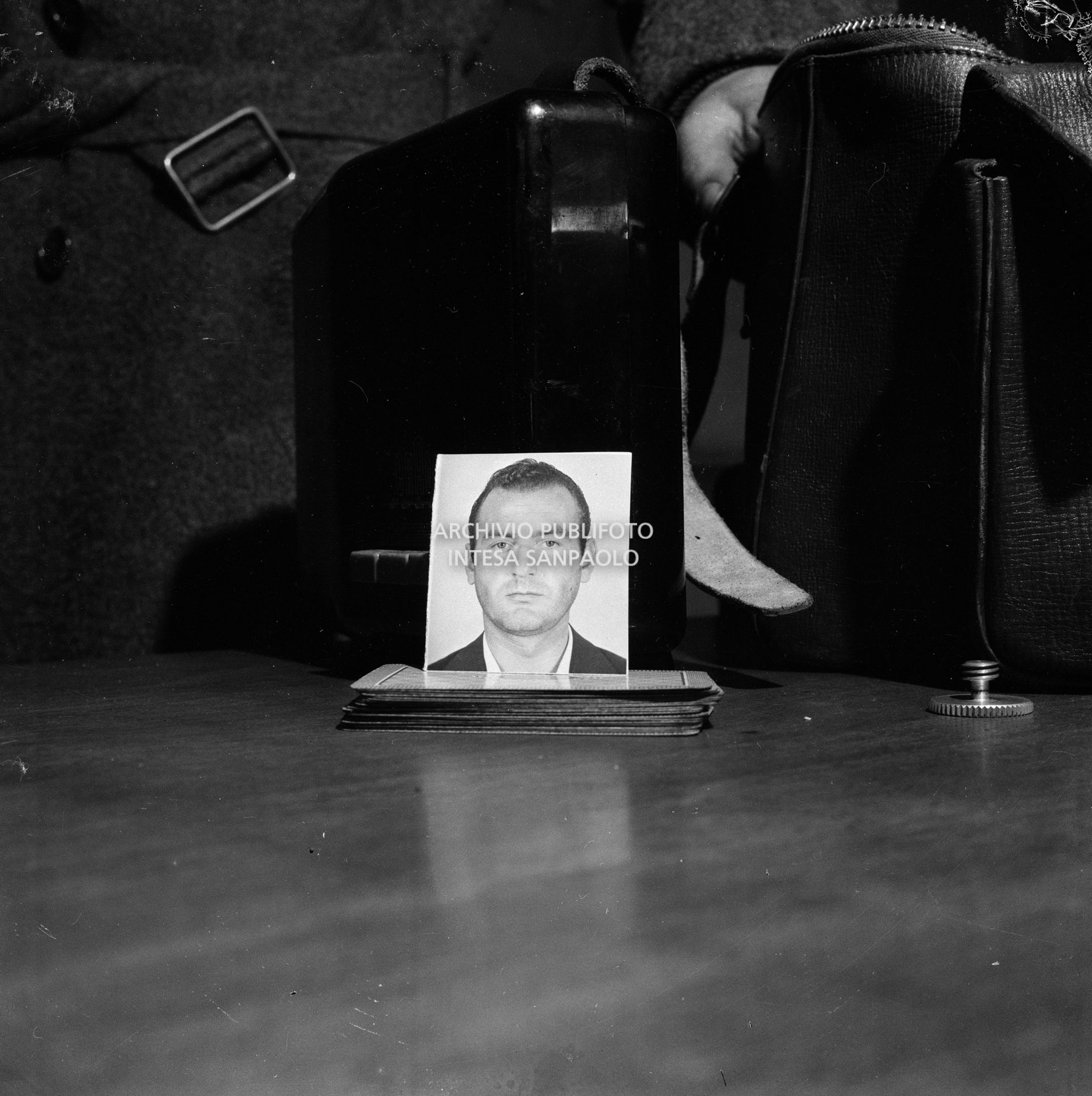 Riproduzione di una fototessera di Eros Castiglioni, uno dei componenti  della banda di via Osoppo