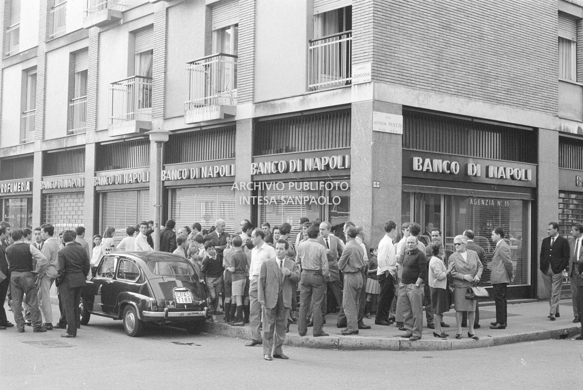 Folla di curiosi davanti all'agenzia 11 del Banco di Napoli, in largo Zandonai a Milano, rapinata dalla banda Cavallero