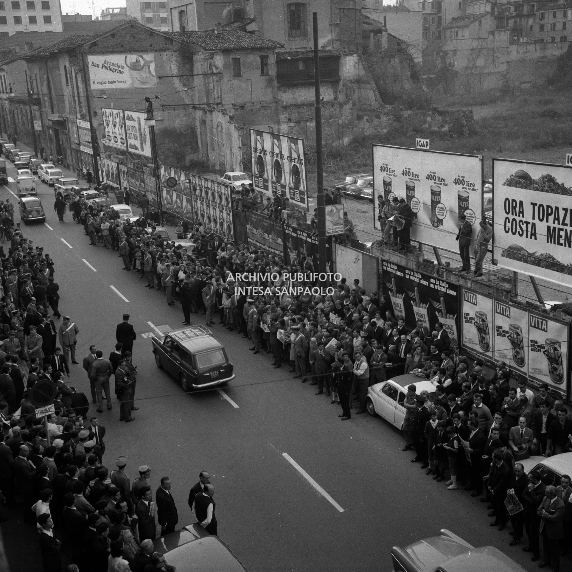 Gente in attesa, davanti alla caserma di via della Moscova a Milano, della volante dei carabinieri con a bordo i due banditi Pietro Cavallero e Sante Notarnicola