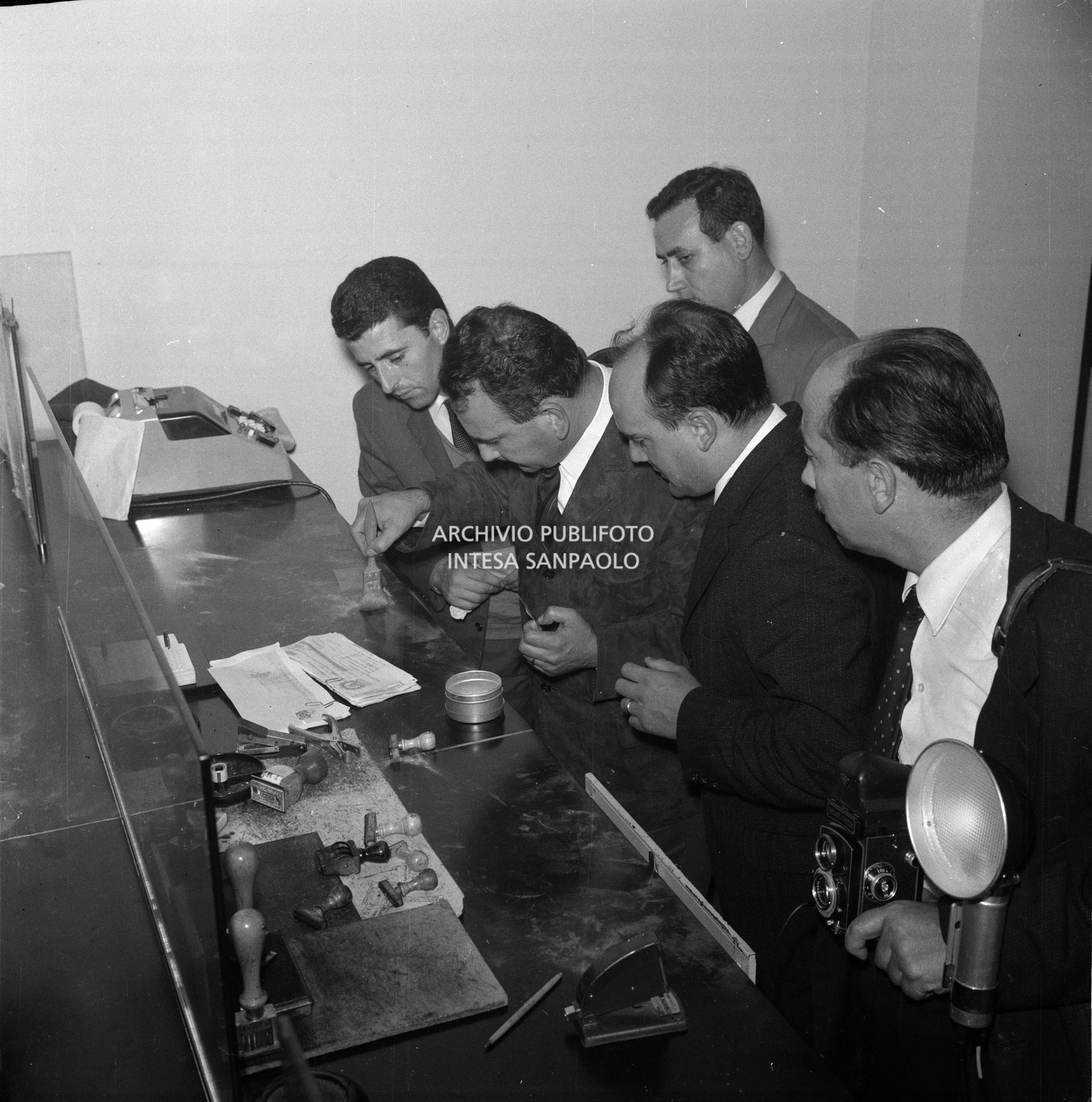 Rilievi della polizia all'interno dell'agenzia 11, del Banco di Napoli a Milano, appena rapinata dalla banda Cavallero