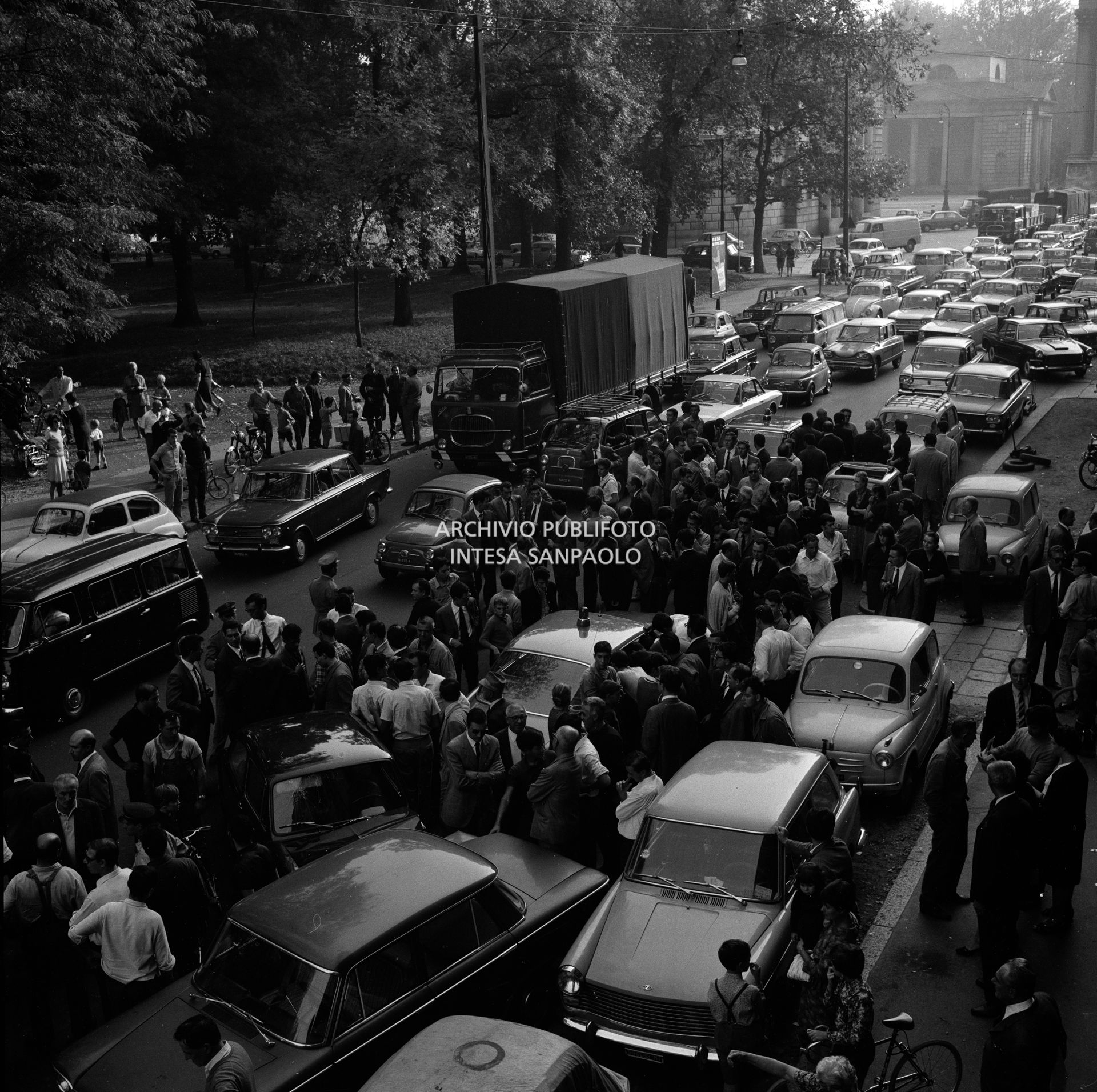 Folla di gente in via Bertani a Milano dove una Fiat 850 e una Fiat 1500 si sono scontrate per evitare l'automobile della banda Cavallero in fuga dopo la rapina all'agenzia del Banco di Napoli di largo Zandonai