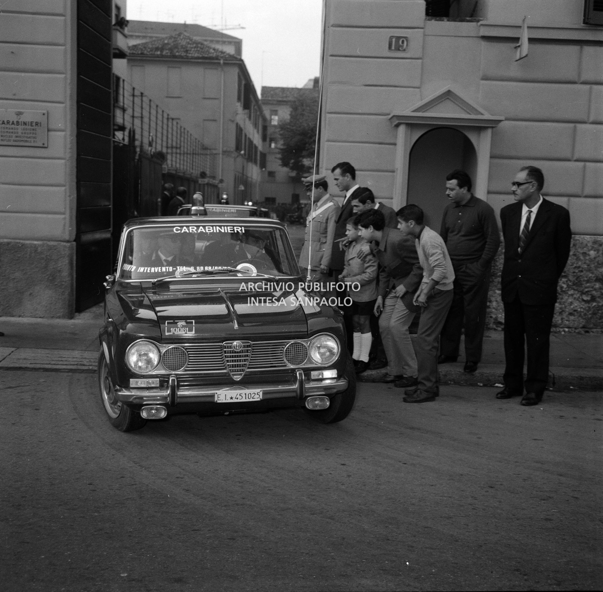 Volanti dei carabinieri escono dalla caserma di via della Moscova a Milano, con a bordo i banditi Pietro Cavallero e Sante Notarnicola, dirette a San Vittore