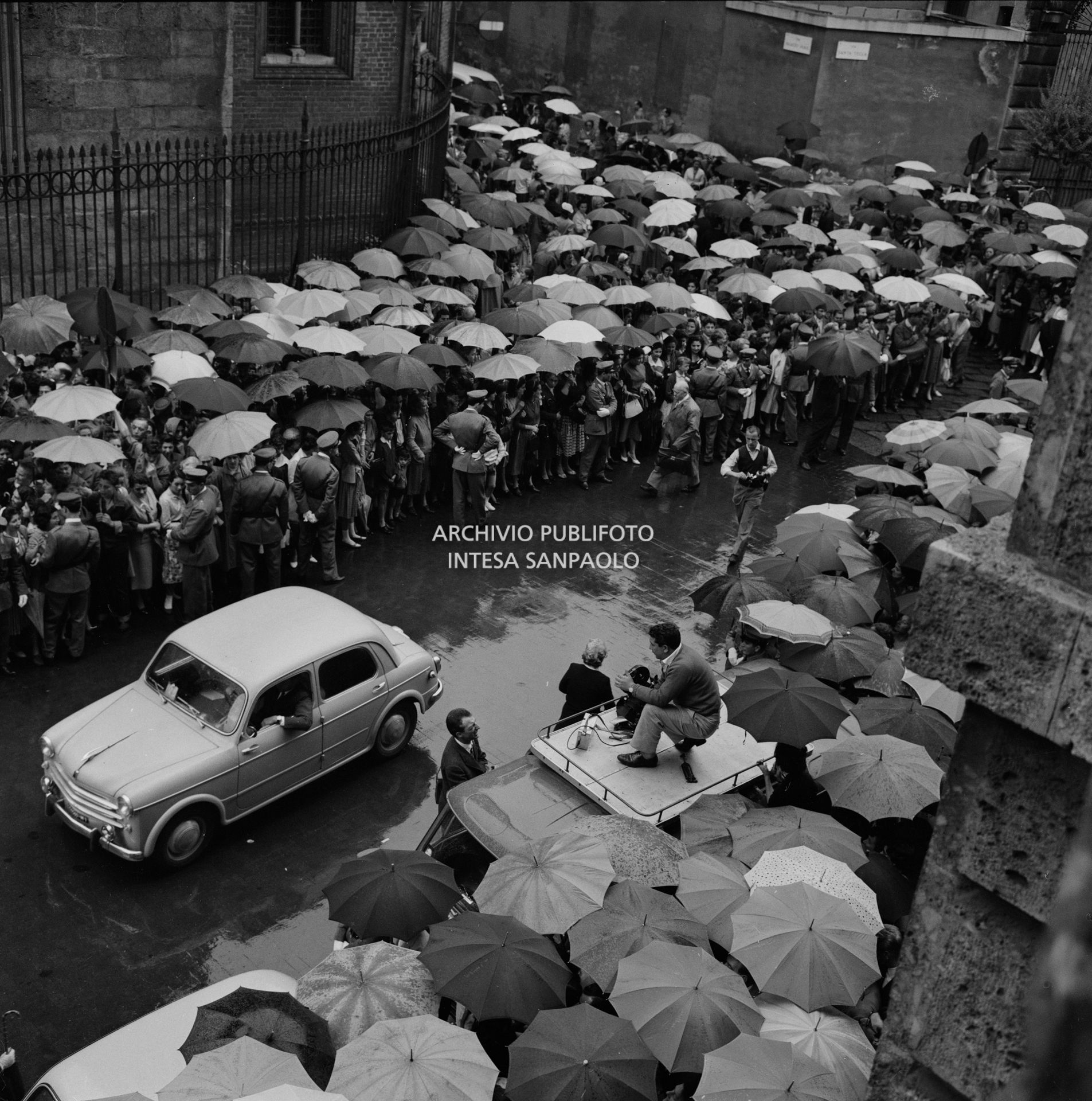 Folla di curiosi in attesa di Edy Campagnoli e del calciatore Lorenzo Buffon il giorno del loro matrimonio, presso la chiesa di San Gottardo in Corte, a Milano