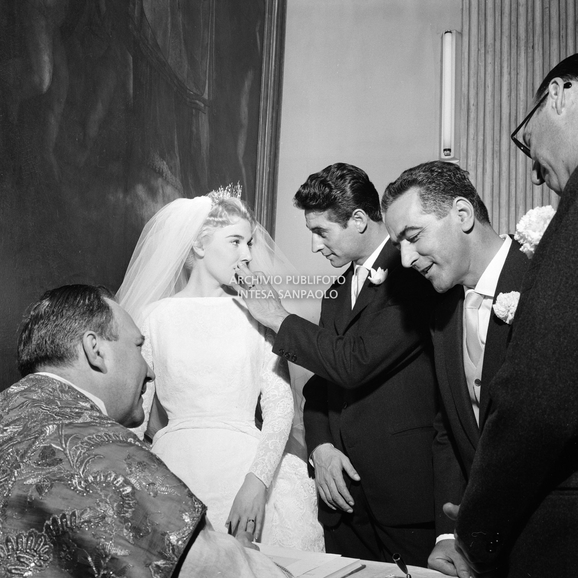 Edy Campagnoli e il calciatore Lorenzo Buffon il giorno del loro matrimonio nella chiesa di San Gottardo in Corte a Milano