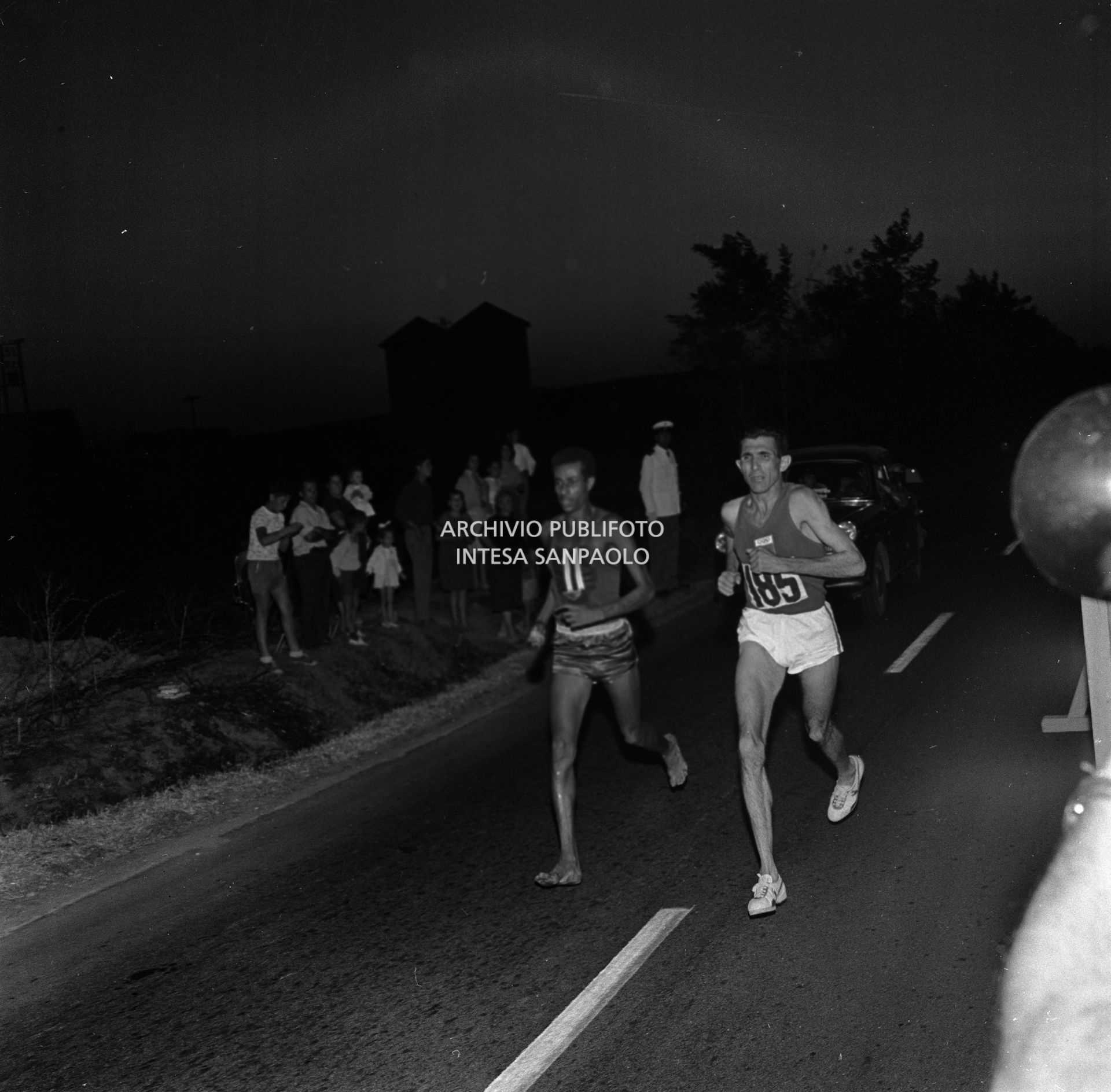 Abebe Bikila corre la maratona con la quale conquisterà la medaglia d'oro, XVII Olimpiade a Roma