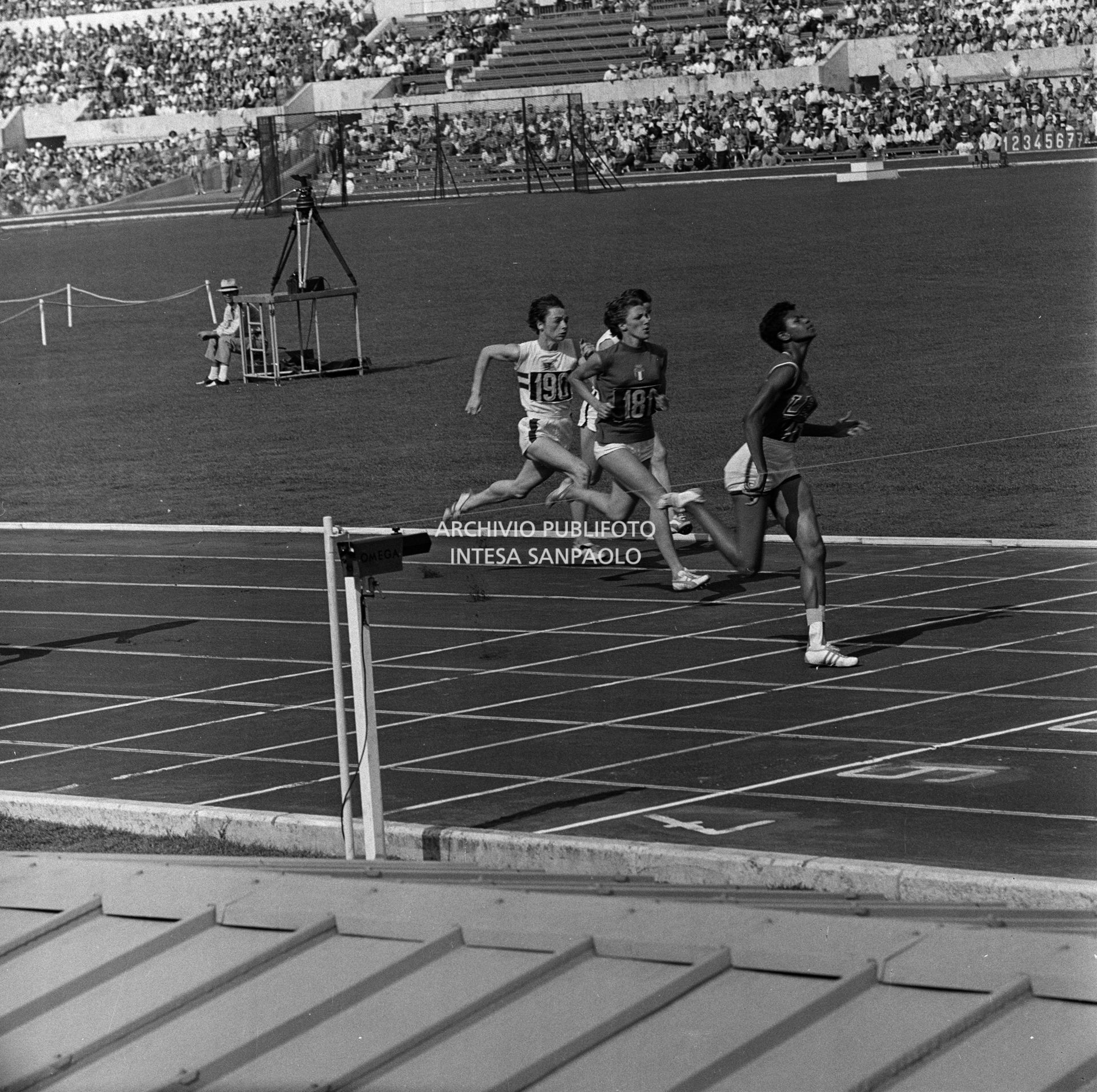 Wilma Rudolph e Giuseppina Leone corrono le semifinali dei 100 metri piani, nei quali otterranno rispettivamente l'oro e l'argento, XVII Olimpiade a Roma