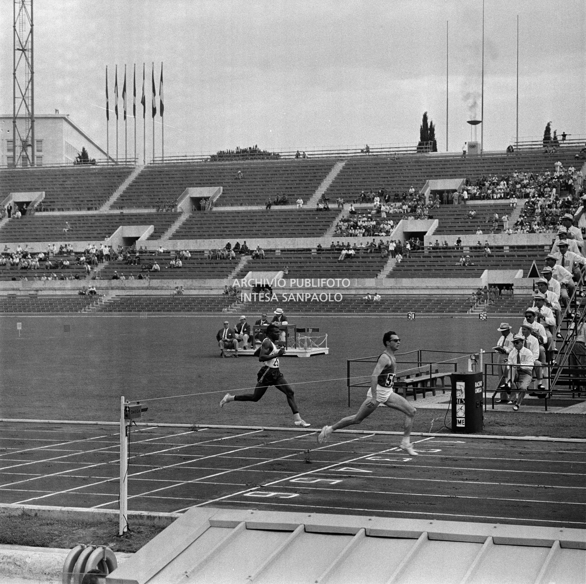 Livio Berruti corre i quarti di finale dei 200 metri piani nei quali si aggiudicherà l'oro, XVII Olimpiade a Roma