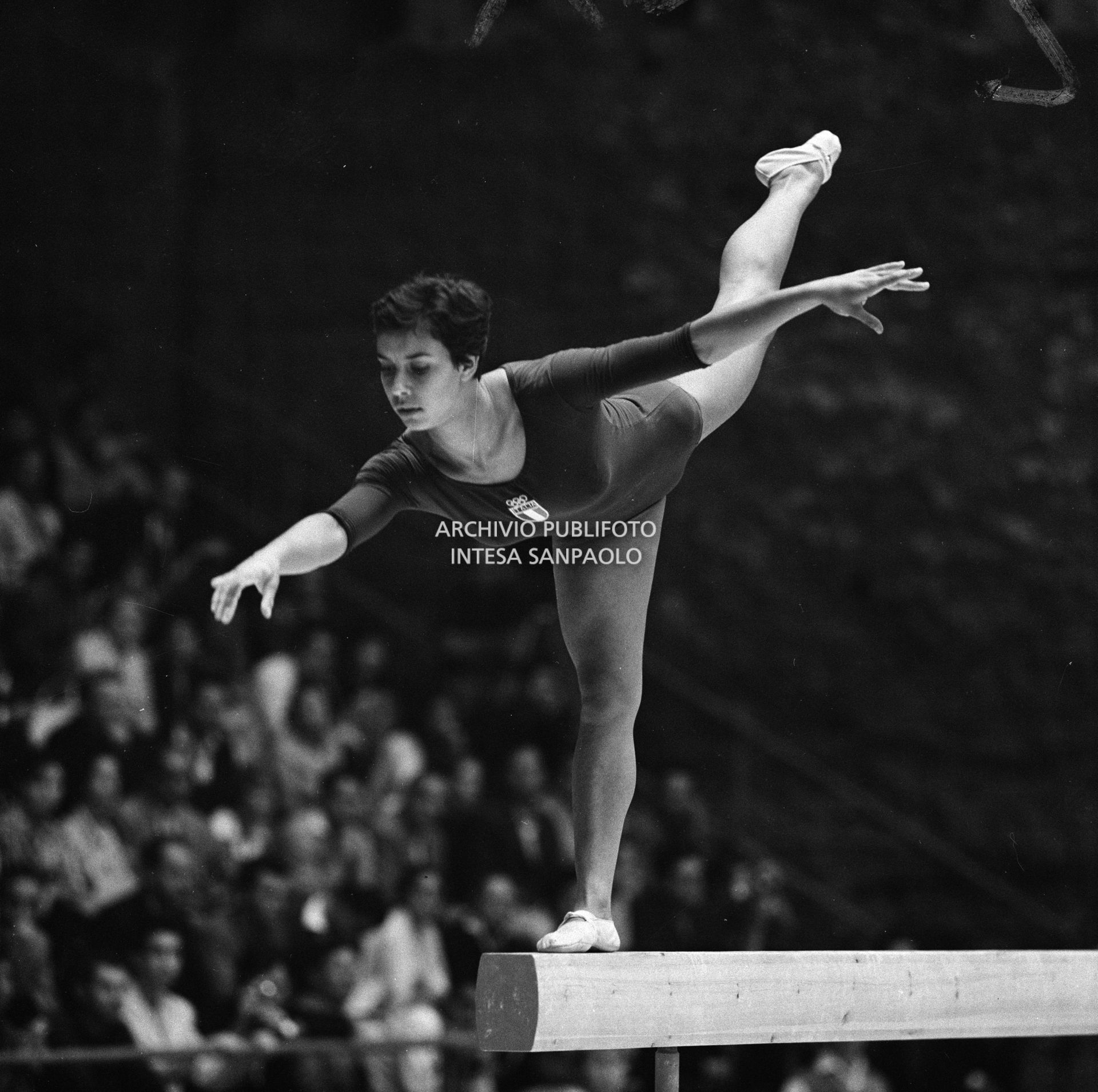Rosella Cicognani, sulla trave, durante la competizione di ginnastica artistica presso le Terme di Caracalla, XVII Olimpiade a Roma