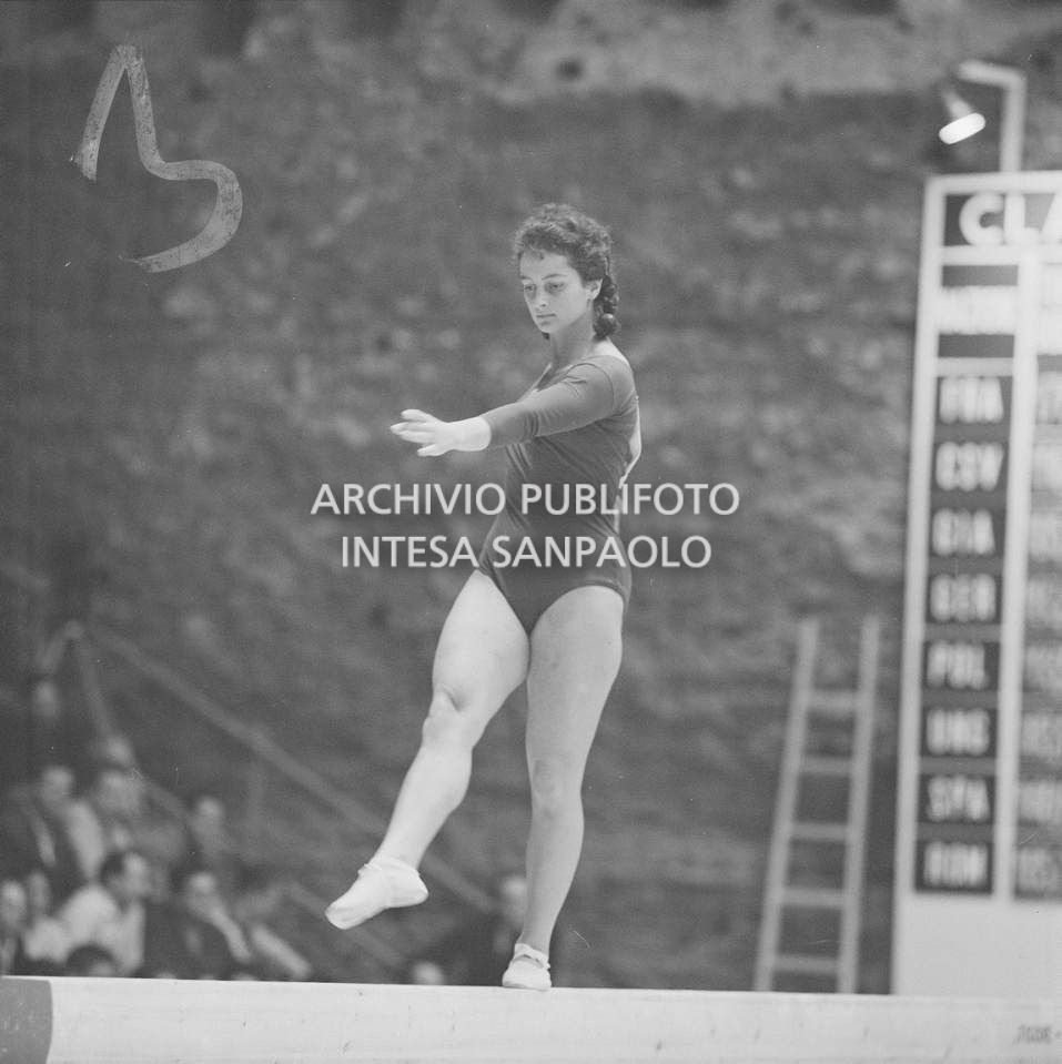 Gabriella Santarelli sulla trave, durante la competizione di ginnastica artistica presso le Terme di Caracalla, XVII Olimpiade a Roma